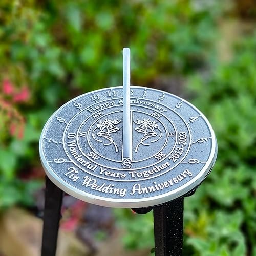 Miniatura 9 de Regalo de reloj de sol de aniversario para el décimo aniversario de boda de lata 2013-2023 con soporte de pedestal. Idea de regalo de jardín de