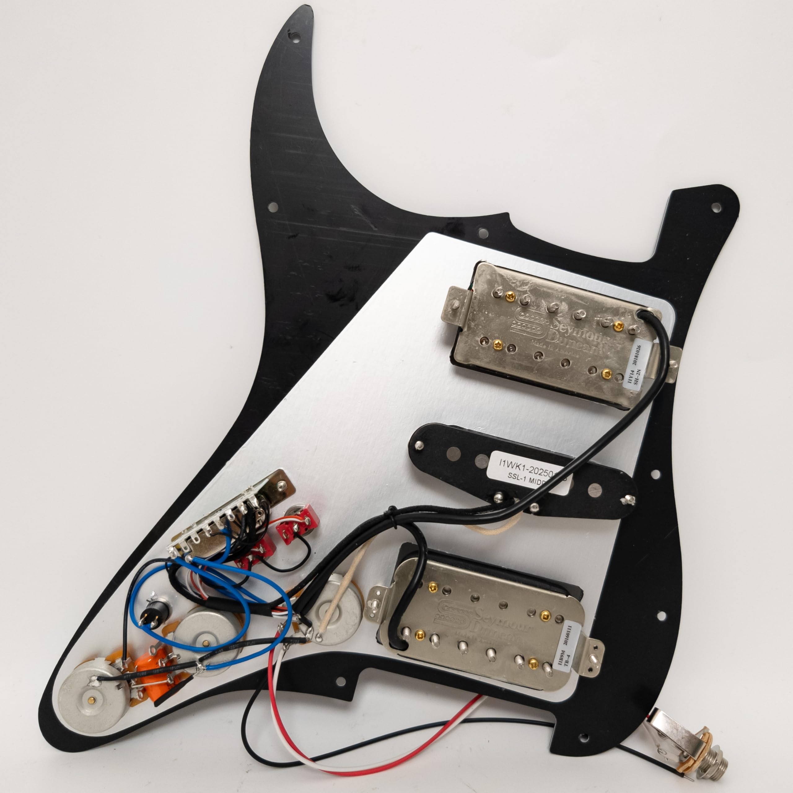 Wstępnie okablowany zestaw Pickguard HSH do gitary Fender ST, kompatybilny ze stylem Stratocaster - załadowany pickguard z przetwornikami Alnico 5, 5-drożnym przełącznikiem i wiązką przewodów (czarny)