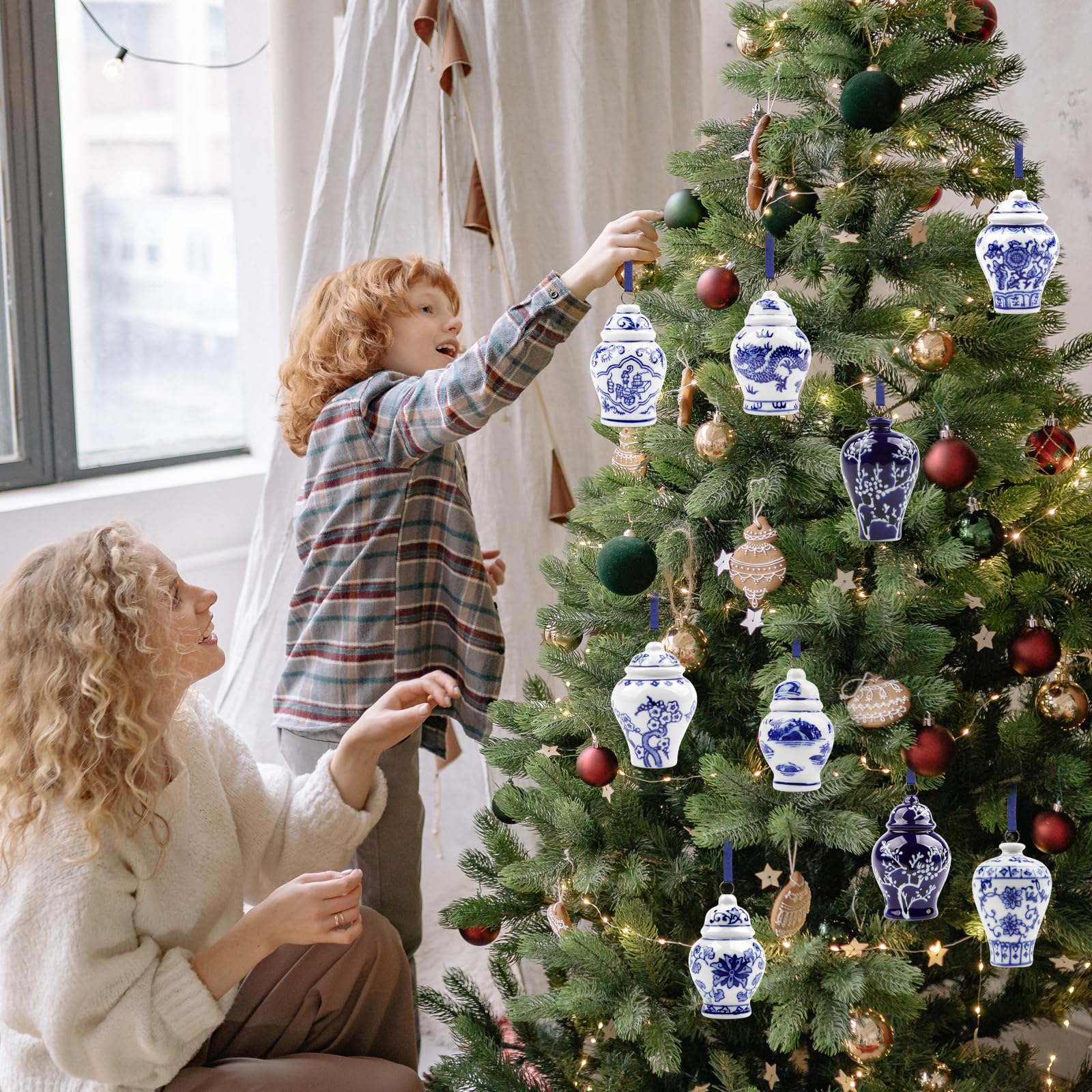 YiYa 9 Piezas Colgantes para árboles de Navidad Bolas Navideñas Azules y Blancas Adornos Navideños de Cerámica para la Decoración de Fiestas Navideñas