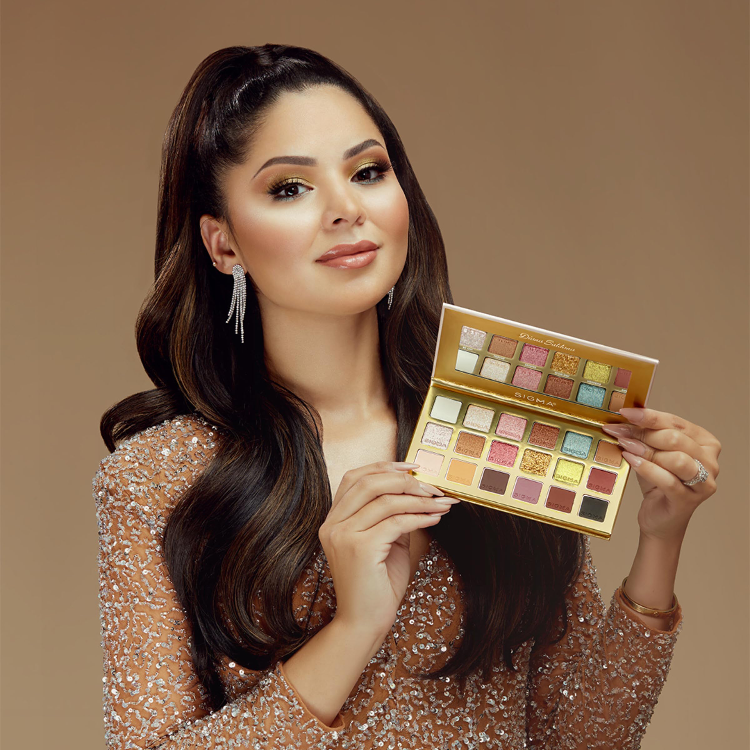 Sigma Beauty Diana Saldana Lidschatten-Palette – 18 einzigartige Lidschattenfarben, ausgewählt von Influencerin Diana Saldana, mit Spiegel