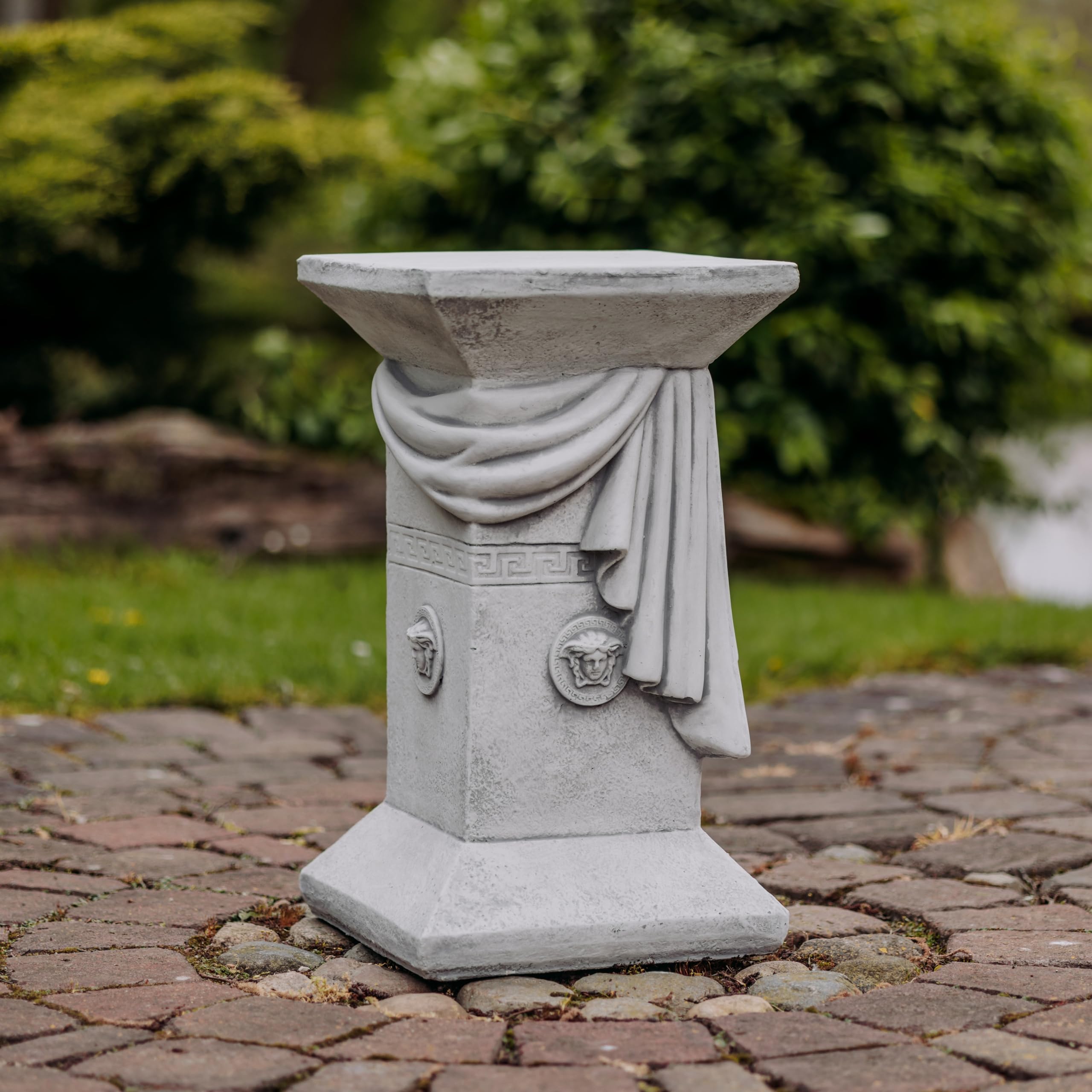 gartendekoparadies.de Sockel Podest mit Designer Motiv aus Steinguss, Grau, Frostsicher für Außenbereich, H. 56 cm, Stellfläche 32 x 32 cm, 71 kg