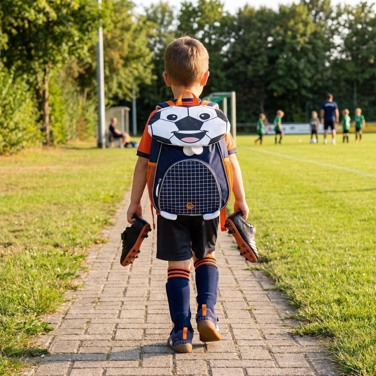 Giesswein Kinderrucksack Jungen - Kindergartenrucksack 6L ab 3 Jahren | Kita-Rucksack mit Brustgurt, Reflektoren & Namensschild – in Feuerwehr Rot, Traktor Grün oder Fußball Blau für Kindergarten