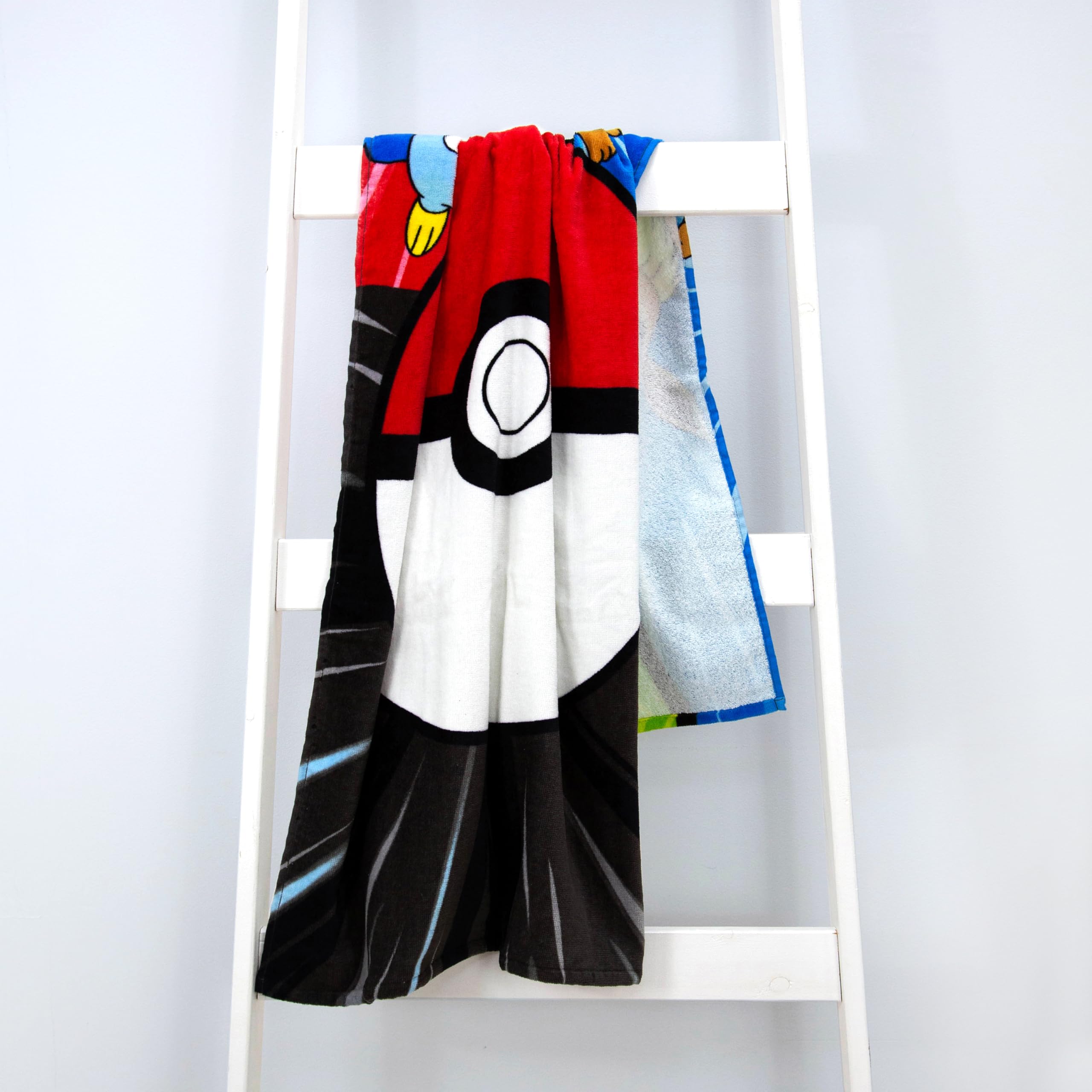 Character World Oficjalny ręcznik dla dzieci Pokémon | super miękki w dotyku, unite design z pikachu, pokeball, idealny do domu, wanny, plaży i basenu, jeden rozmiar 70 cm x 140 cm