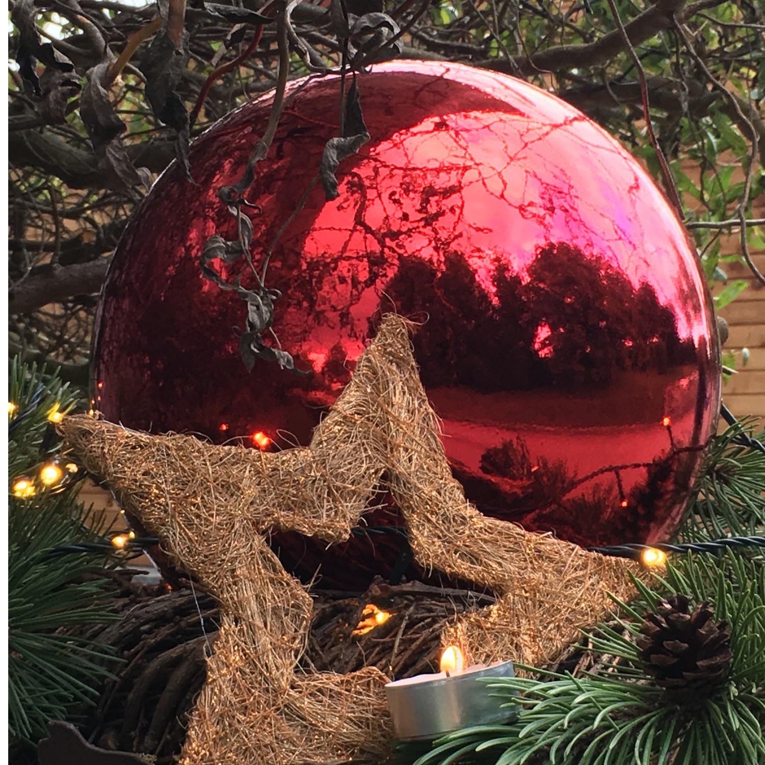 8 große Weihnachtskugeln Christbaumkugel rot glänzend 25 cm Durchmesser. Für Innen und wetterfest für Aussen.Mit Stahlring zur wiederverwendbaren Befestigung (8 Kugeln je 25 x 25 cm)