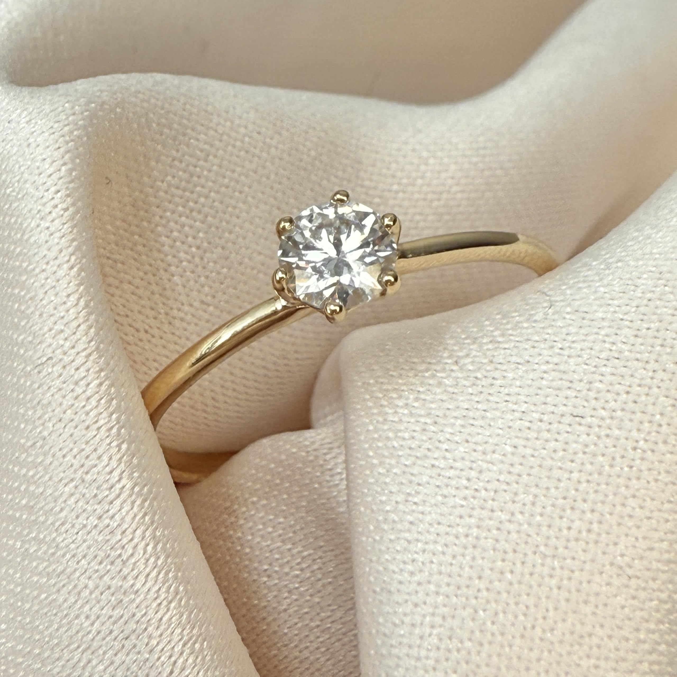 DOOSTI Antragsring, Verlobungsring, Solitärring, Vorsteckring, engagement ring aus 585/- Gelbgold mit einem hochwertigen Moissanite Stein 0,25 ct. (4 mm Durchmesser)