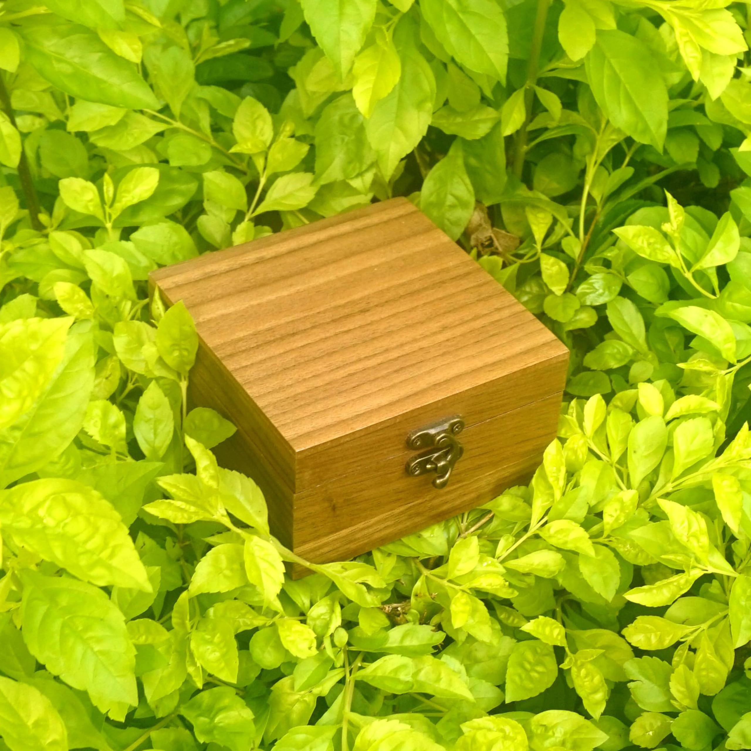 Walnut Color Watch Box Jewelry Box, Handcrafted for Keepsakes, Father's Day, Mother's Day, Anniversaries, Christmas, Valentine's Day Box (Watch Box-11 * 11cm)