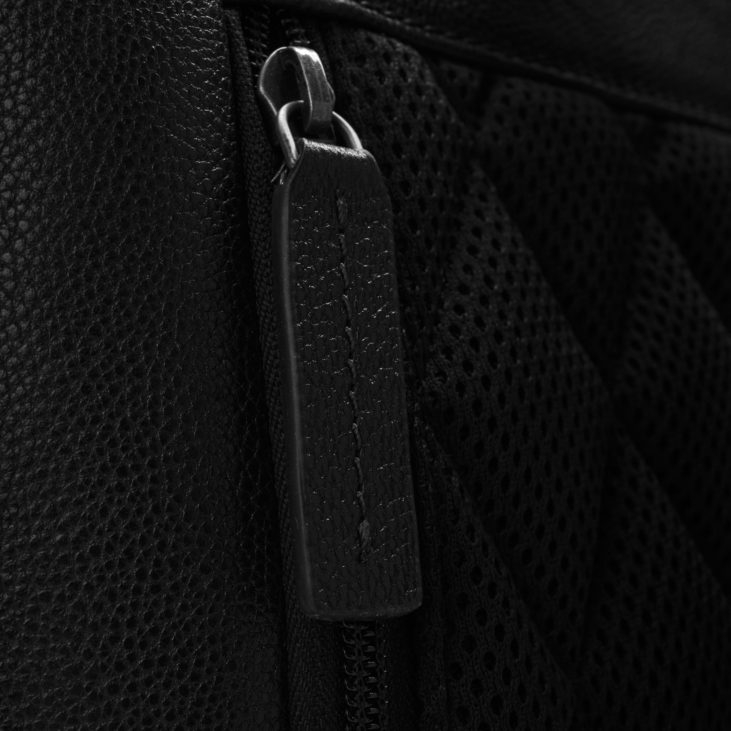 DRAKENSBERG Zaino in pelle "Gino" da uomo e donna, con scomparto per laptop da 16", elegante, medio, 16-20 l, nero profondo, media, Minimalista