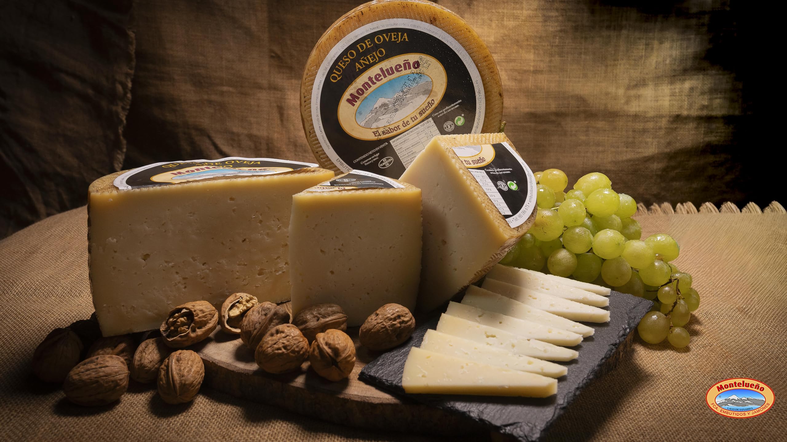 MONTELUEÑO | Cesta Gourmet Ibérica Plus - Surtido de embutidos ibéricos naturales con Chorizo, Salchichón, Jamón, Cecina, Quesos, Vino, Aceite OVE, Picos. Ideal para picoteo, regalo, cesta navidad.