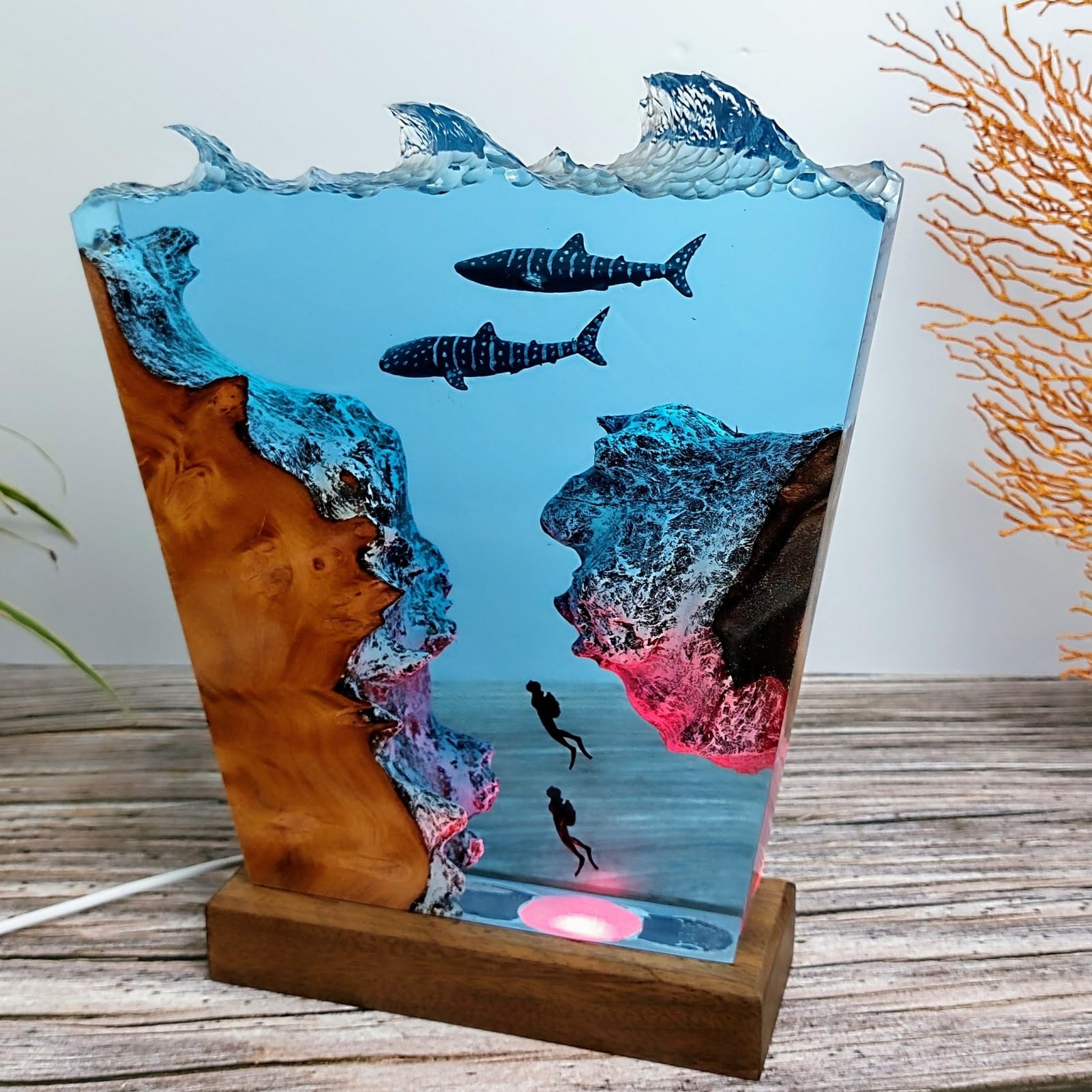 Drawelry Luce Notte Resina Epossidica Paesaggio Sottomarino 3D Artigianale, Decorazion Casa Base Legno, Mini Acquario Marino con Animali Marini Lampada per Cameretta Soggiorno Ufficio (A9)