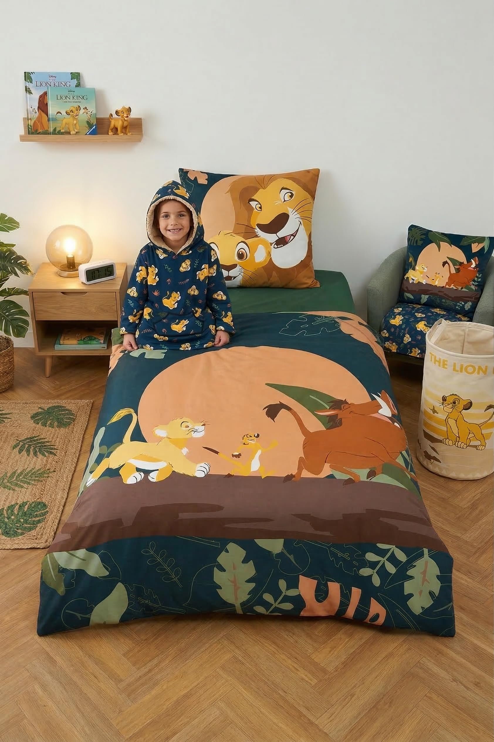 Il Re Leone Bambini Set Camera 5 Pezzi 140x200 – Simba | Set camera 5 pezzi | Piumino + Coperta con cappuccio + Cesto + Cuscino + Coperta | Simba | Licenza ufficiale