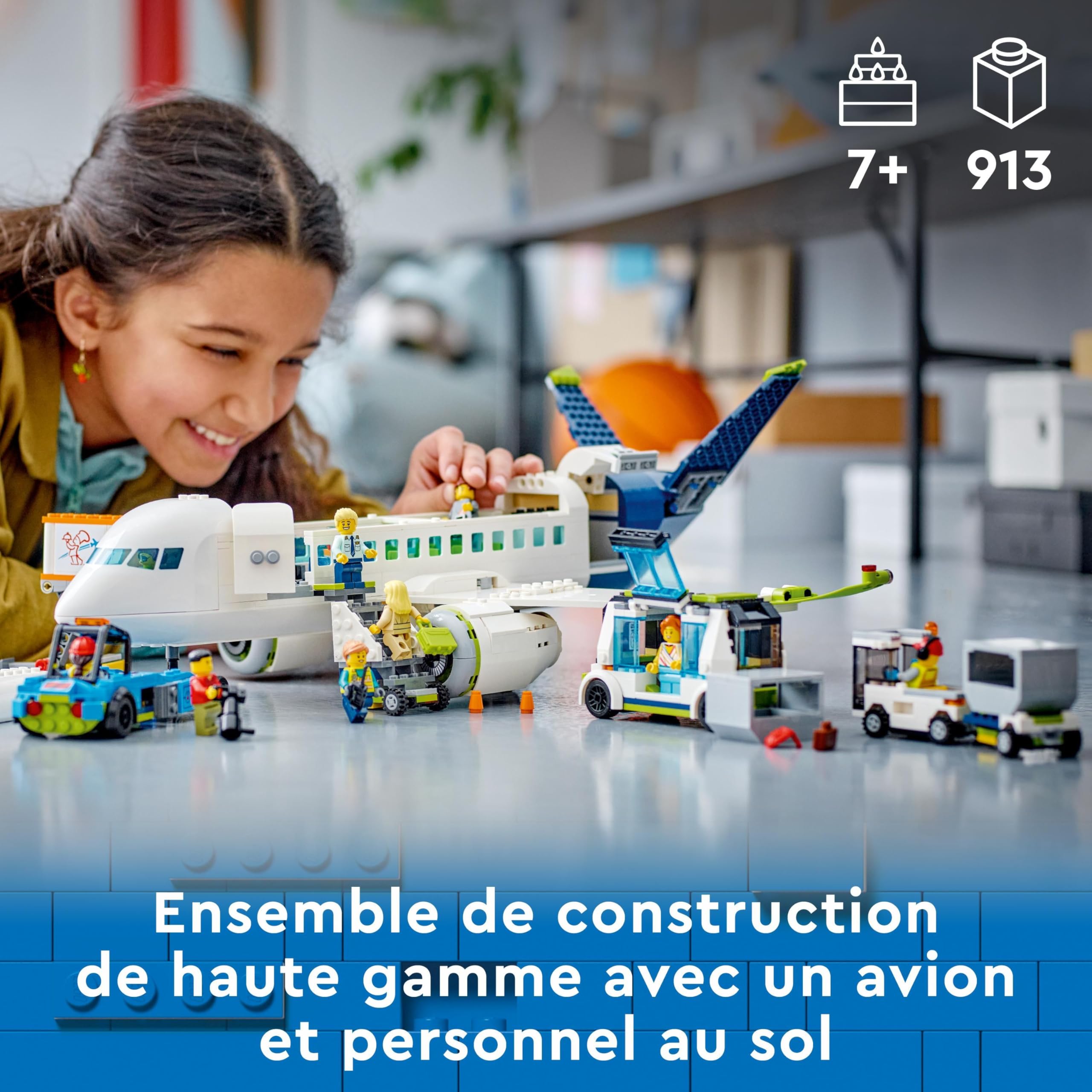 LEGO 60367 City L’Avion de Ligne, Jeux de Construction, Maquette d'avion pour Noël, avec Véhicules de l'Aéroport : Bus, Remorqueur, Chargeur, Camion à Bagages et 9 Minifigurines, Cadeau
