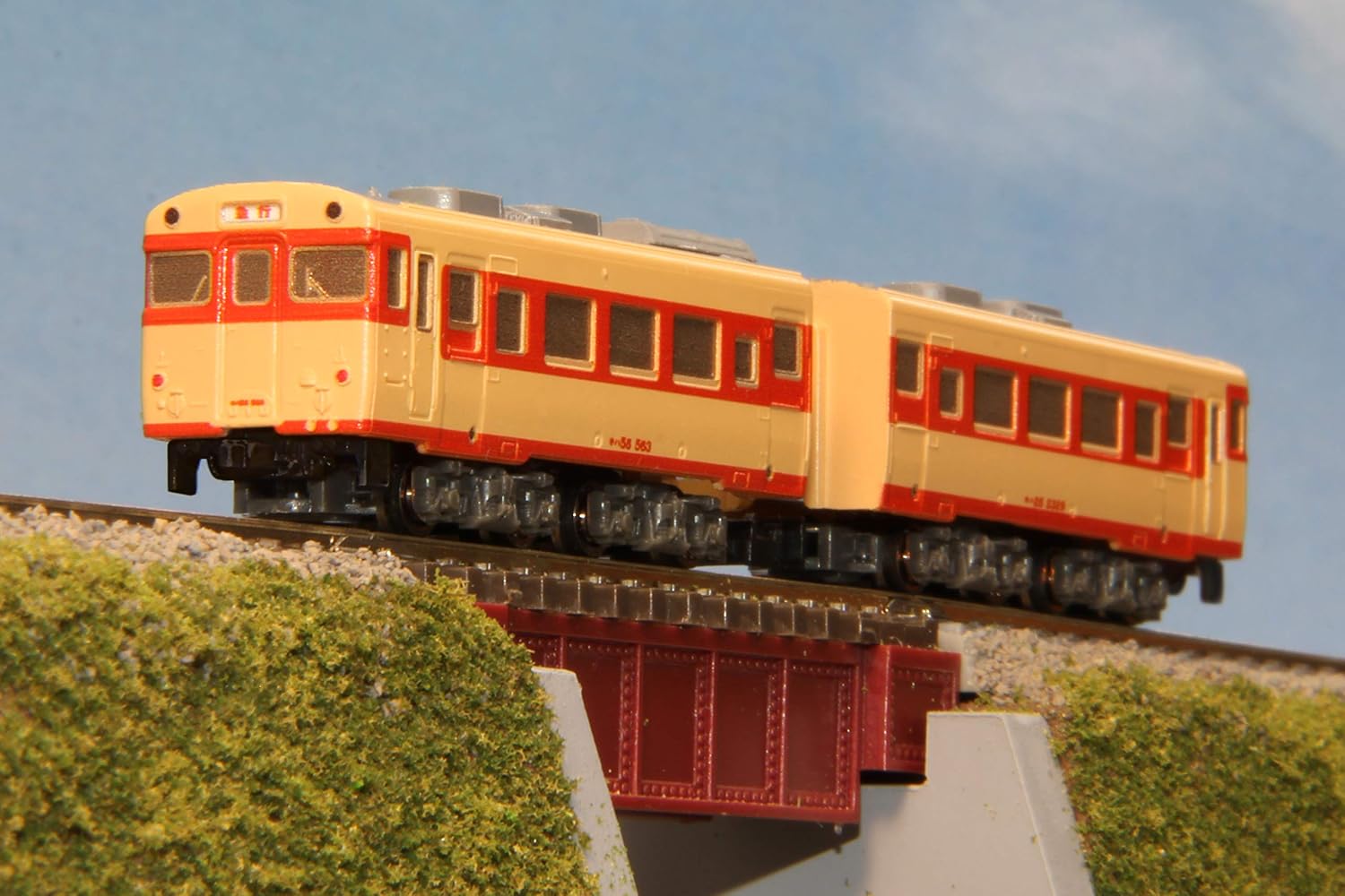 Rokuhan Z Gauge Z Shorty KiHa 58 Railway Express Color ST010-1 Model Diesel Locomotive