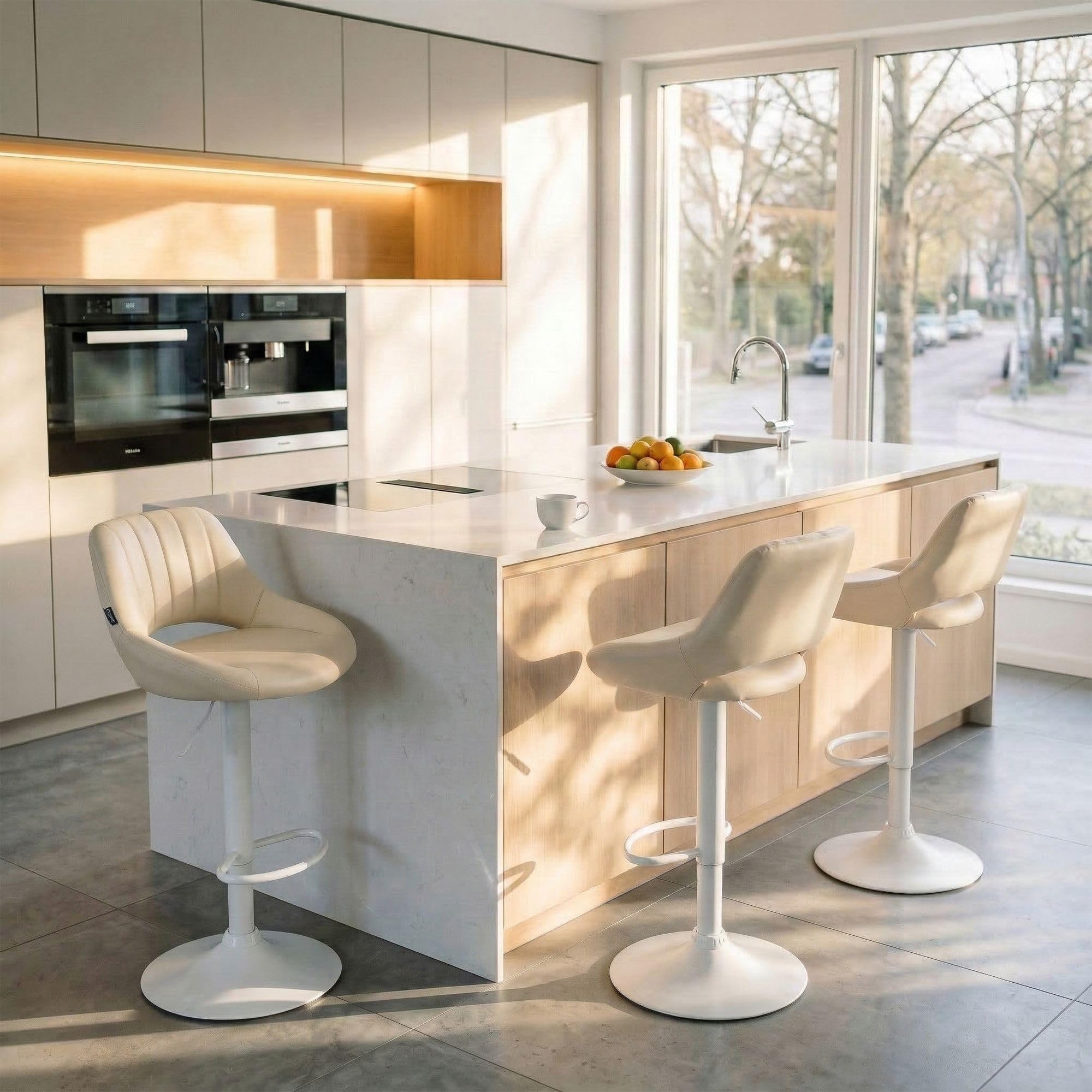 CLP Tabouret de Bar Milet reglable en Hauteur avec Dossier, Chaise de Bar rembourree en Similicuir, pivotante avec Structure en Metal | Couleur crème Couleur du Cadre Blanc