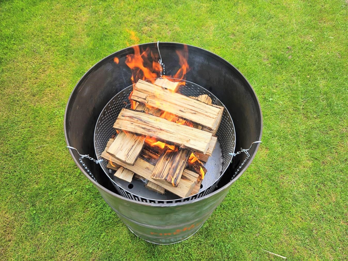 FireDeifi Grillplatte Feuerkorb | Feuerbox | Feuerstelle | Trommel | ⌀48 cm | Inklusive Ketten und Haken | Für Feuertonne | Plancha | Feuerplatte | Made in Bavaria