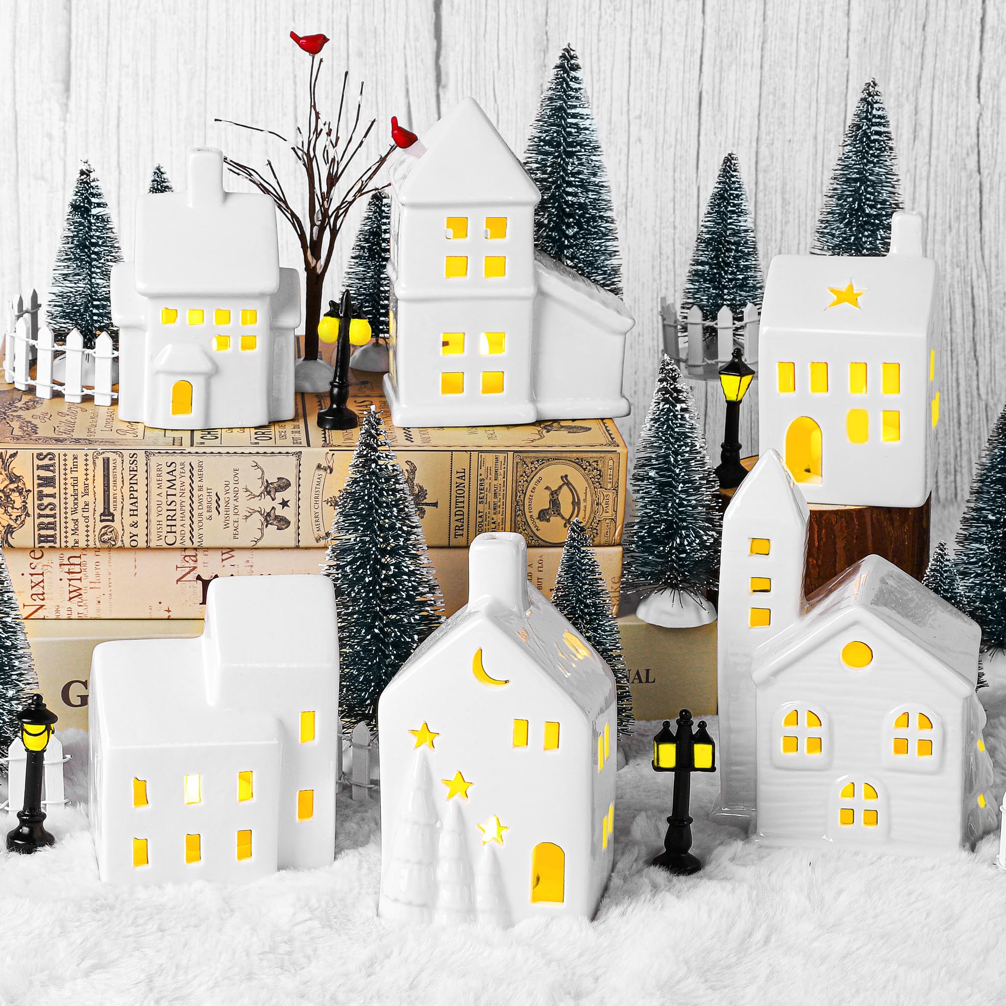 Fovths Lot de 37 pièces de village de Noël en porcelaine - 6 maisons lumineuses en céramique avec bougies chauffe-plat LED télécommandées - 14 arbres, clôtures, lampadaires - Accessoires de village