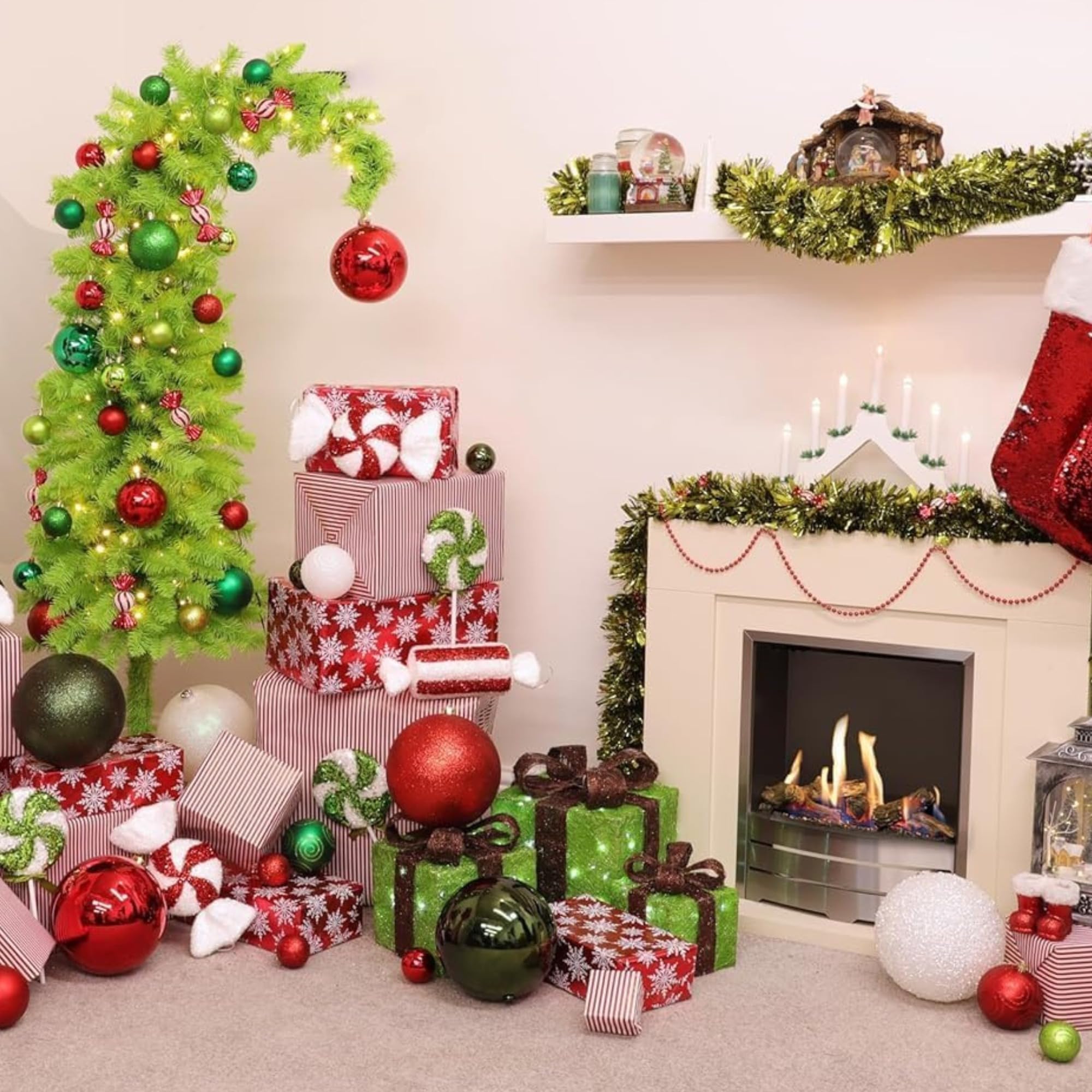 De Lange Kerstboom Met Rode Ballen, Sterren, Verlichtingen, Geschenken Ligt Hieronder. Stock Foto - Afbeelding van nave, vers: 163492130