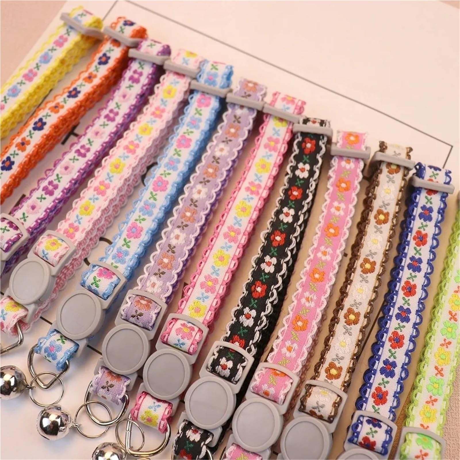 Exquisite floral bestickte Katzenhalsbänder, niedliches Spitzenhalsband for Haustiere mit verstellbarem Glöckchen(Color5)