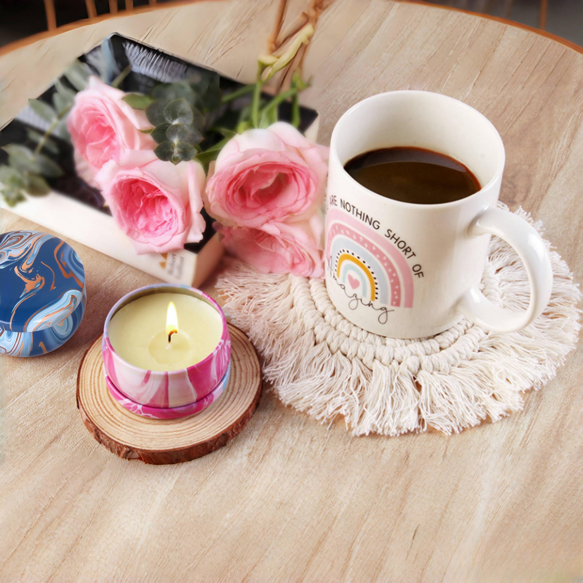 Confezione Regalo di Candele Profumate,Regalo Donna Natale | 4 Candele, Portacandele, Tazza e Cucchiaio da Caffè, 2 Creme per le Mani | Regali Perfetti per le Donne Aiuta ad Alleviare Stress