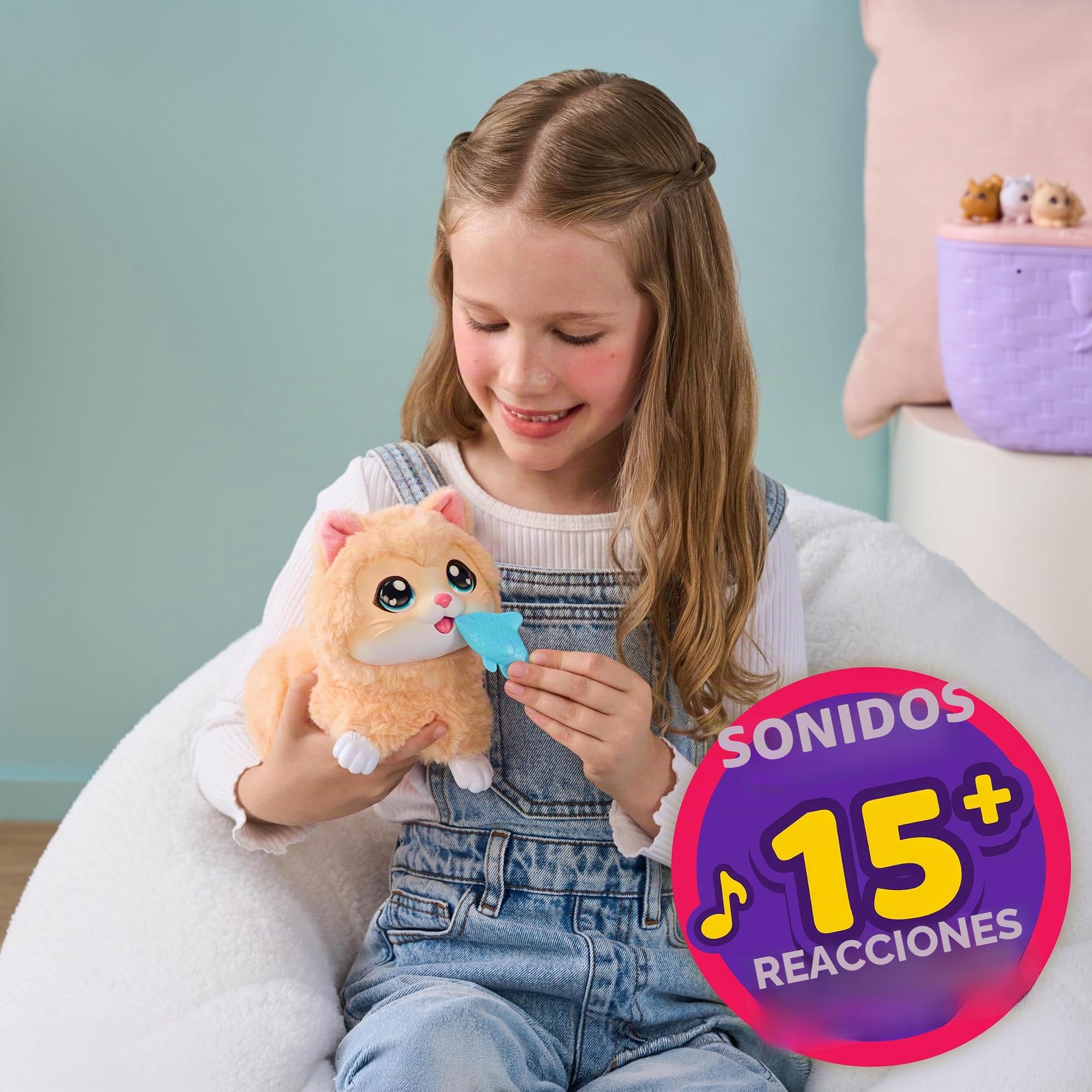 Little Live Pets Mama Surprise Kittens - Mamá interactiva con +15 Sonidos y reacciones - Mamá Tiene 3 bebés Sorpresa - Reacciona al Tacto - Come Pescado - Cesta de Transporte - A Partir de 4 años | Cesta portátil, accesorio de peces, 3 gatitos bebés y más