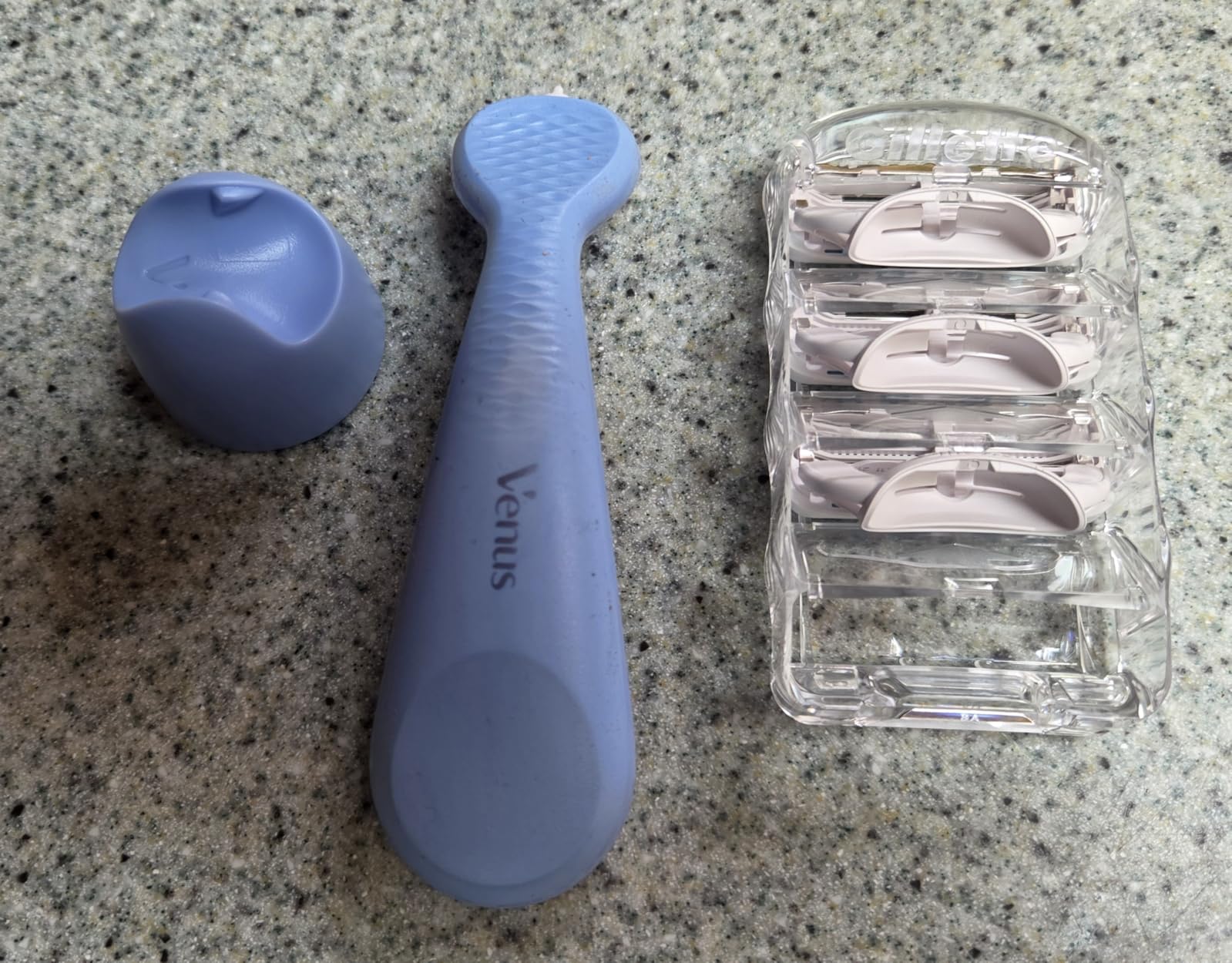 Gillette Venus Intimate Grooming Women's Razor for Pubic Hair and Skin, Bikini Razor, Handle + 3 Razor Refills