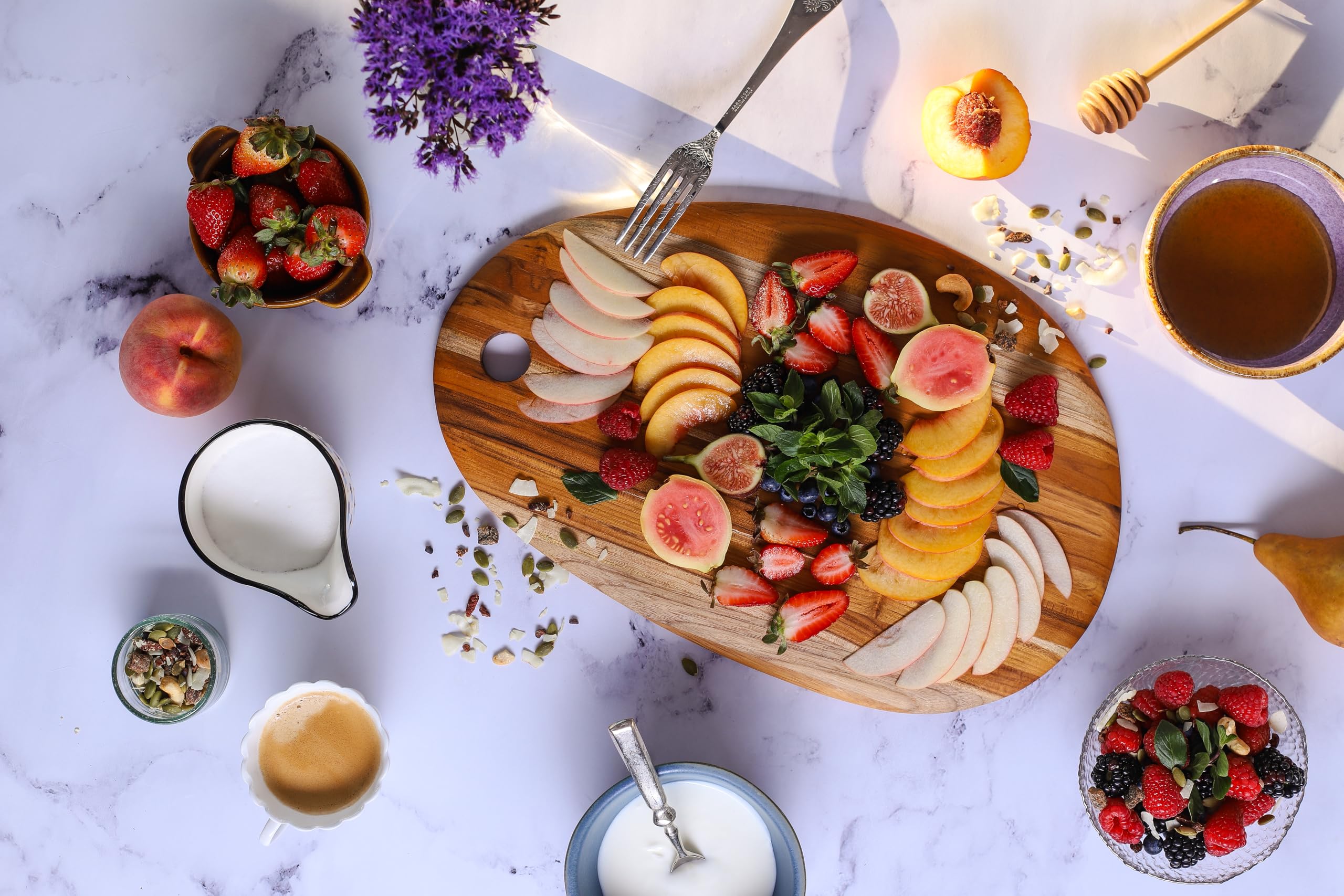 Teakhaus Tabla de cortar ovalada, madera de teca con certificado FSC, con colgador | Tabla de cortar de madera, vetas naturales, fácil de limpiar, versátil, para desayuno y brunch
