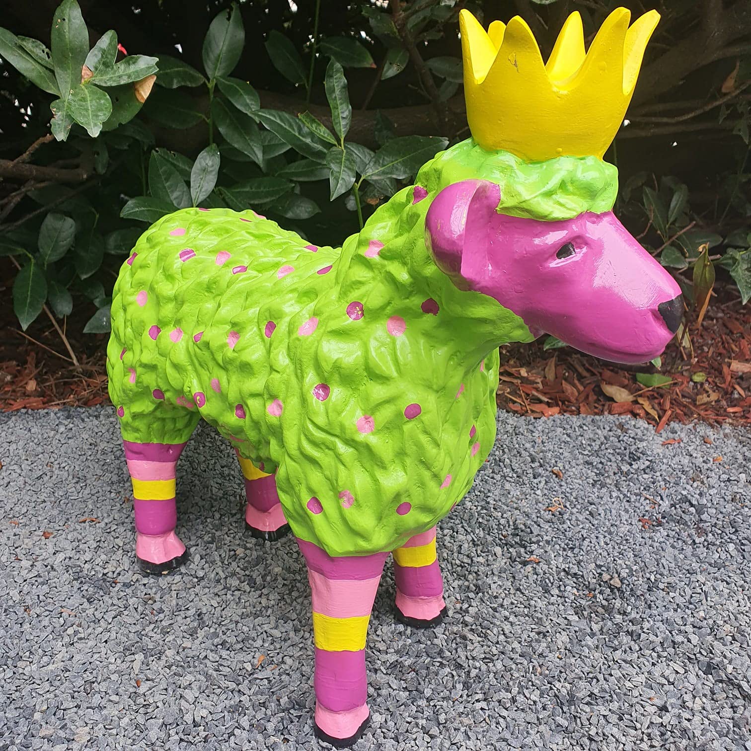 Odporna na warunki atmosferyczne figurka ogrodowa do użytku na zewnątrz, zielona figurka owcy z koroną 45 cm, dekoracyjna figurka ogrodowa, dekoracja ogrodowa z żywicy syntetycznej