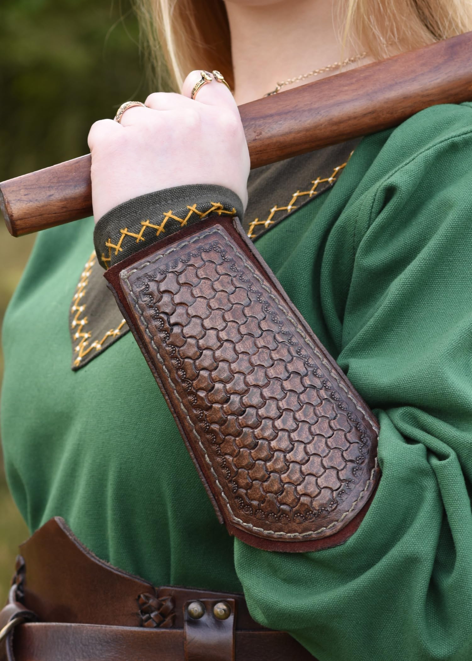 Ulfberth – Armschützer Paar aus geprägtem Leder mit Wildlederunterlage - Wikinger Armschienen - Mittelalter, LARP