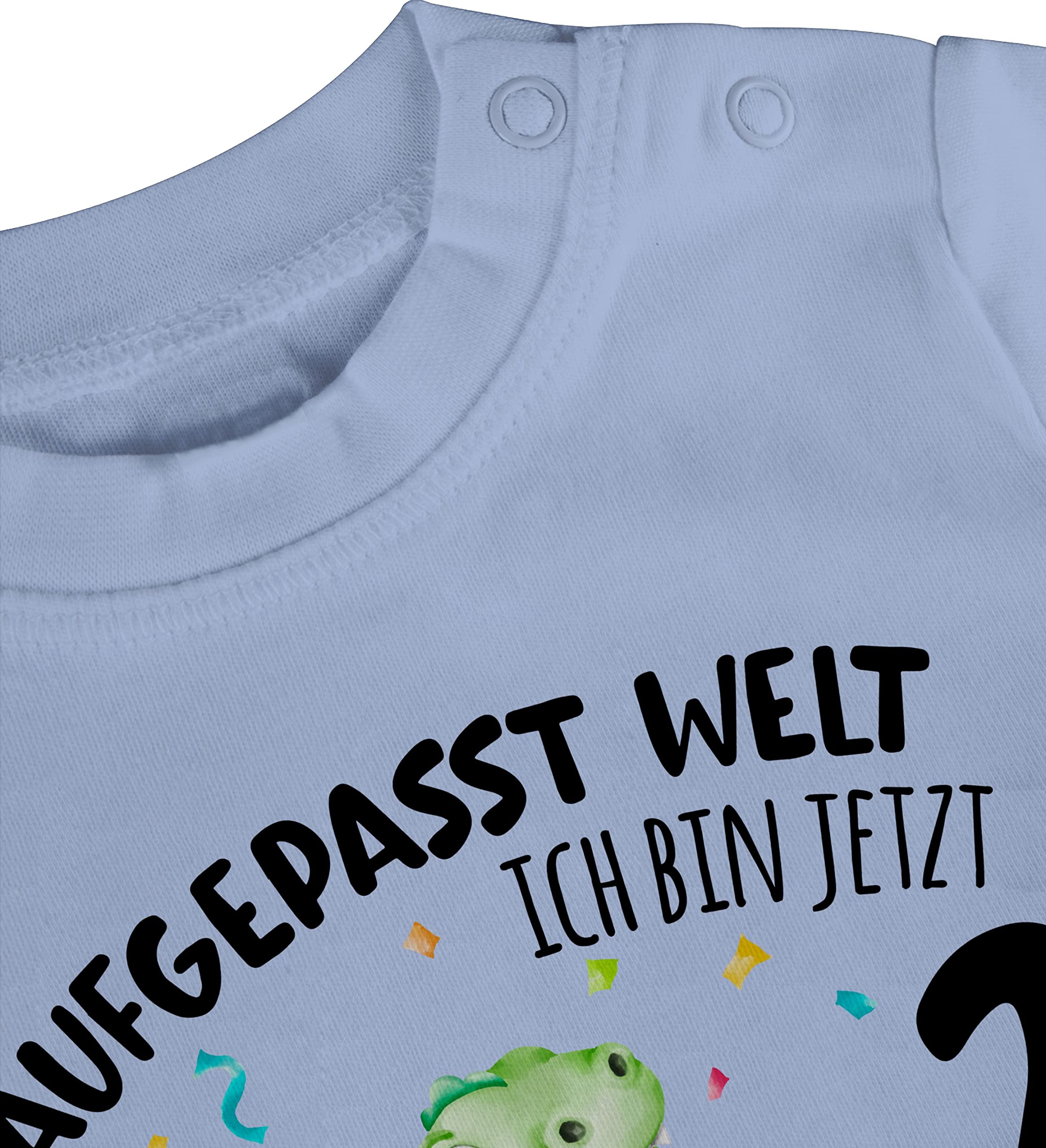Geschenk mit Namen personalisiert by Shirtracer - Baby T-Shirt Mädchen Jungen - 2. Geburtstag - Aufgepasst Welt - Ich Bin jetzt 2 - Dino mit Name zum Zweiten
