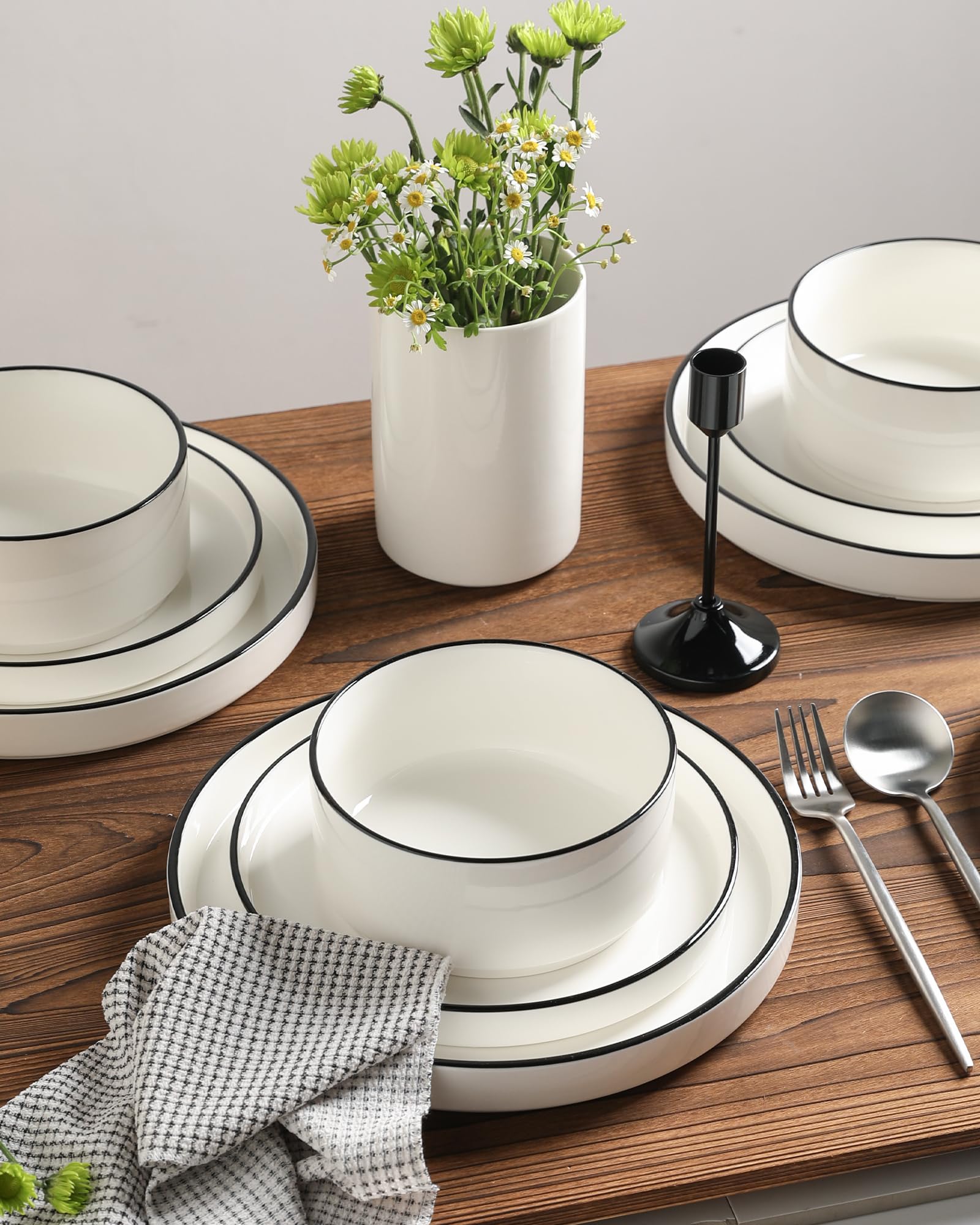 Sweejar Home Service de table 12 pièces en porcelaine pour 4 personnes avec assiettes et bols en céramique - Classique et moderne - Passe au lave-vaisselle et au micro-ondes (bord blanc/noir)