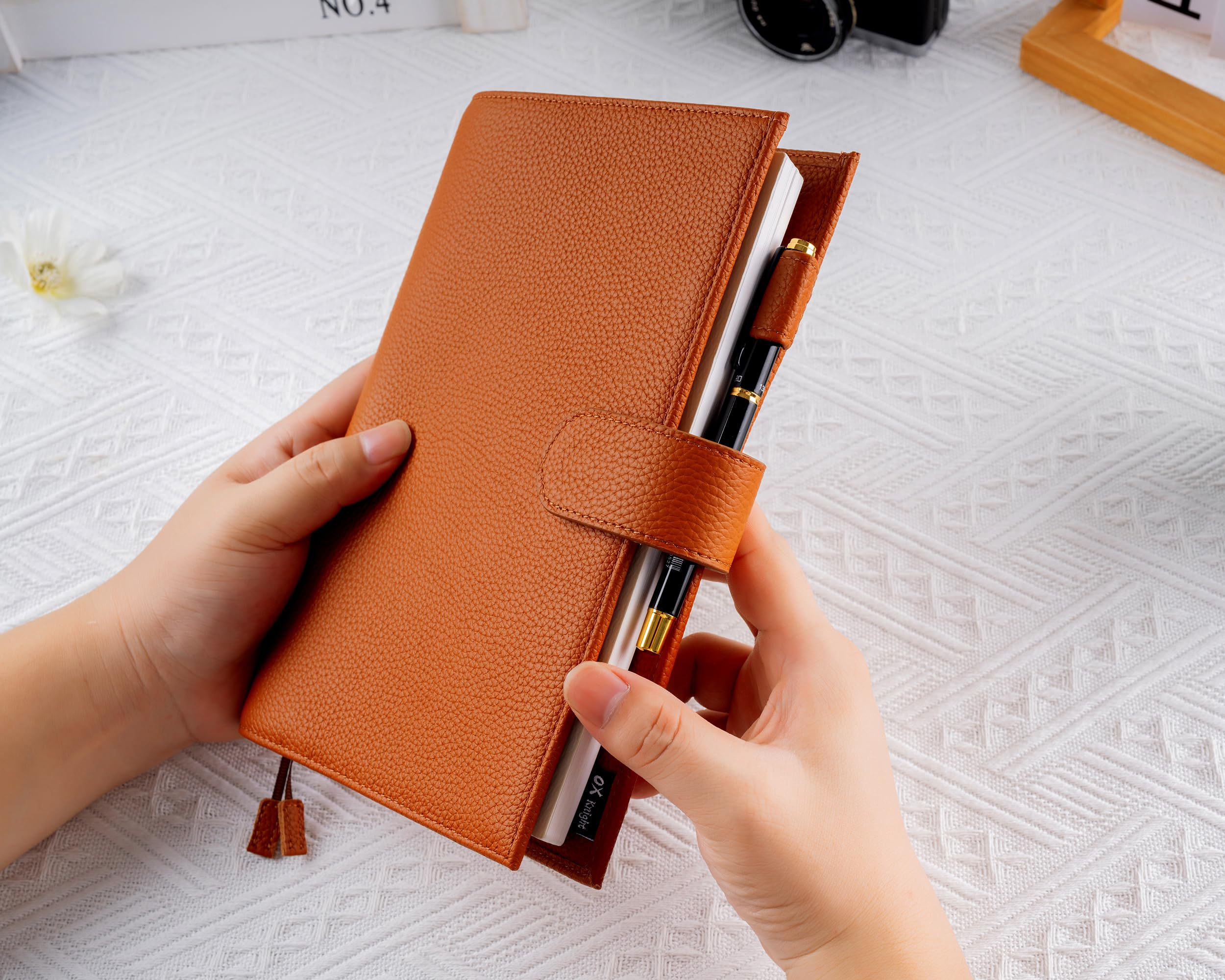 Copertina in pelle A5 – Deluxe Planner Cover adatta per Hobonichi, Stalogy, Midori Planner e molto altro – con passante per penna, slot per schede, tasca posteriore e segnalibri (marrone)