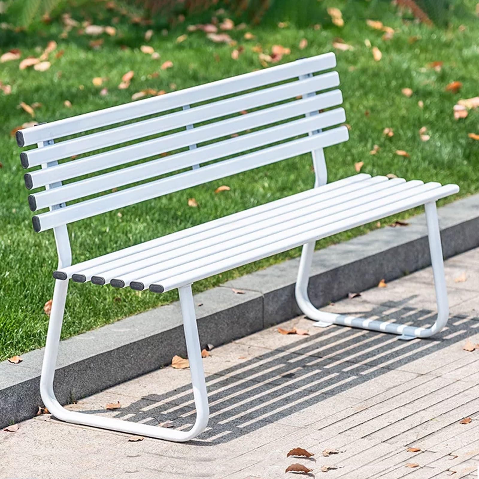 Banco de jardín para porche y patio donde disfrutar de tardes en el césped en familia