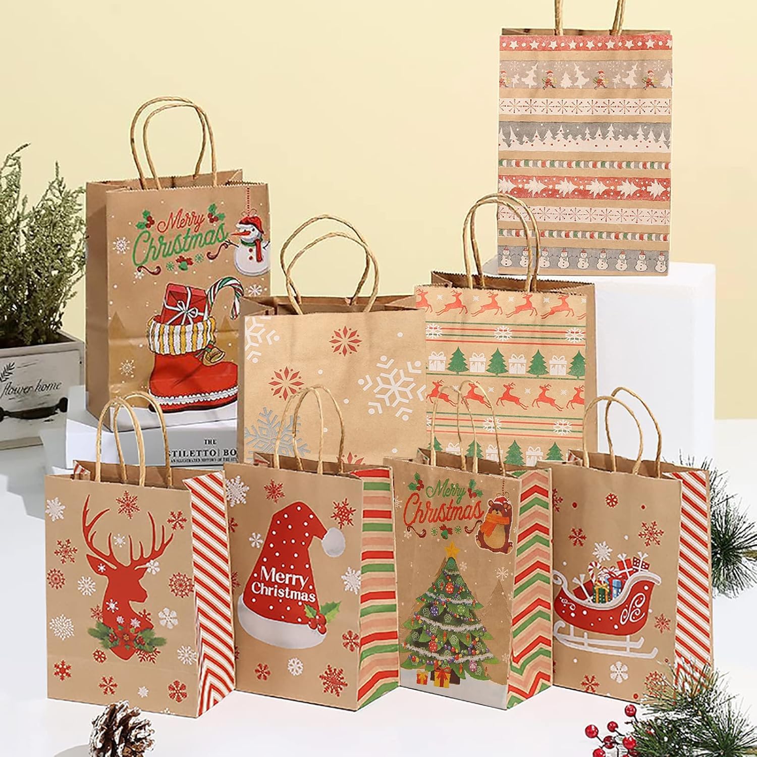 24 stuks kerstgeschenkzakjes - 6 stijlen kerstzakjes van kraftpapier met handvatten voor het verpakken van geschenken, feestartikelen