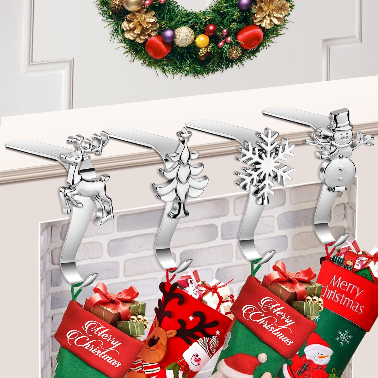 Crochets de Noël pour chaussettes et cheminée ambiance fête