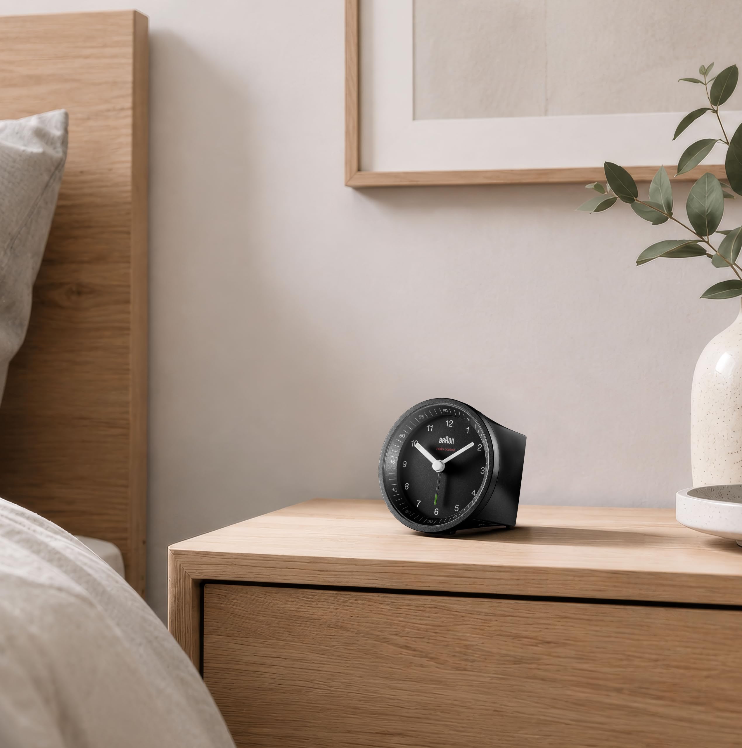 Braun Classic sterowany radiowo budzik analogowy dla środkowoeuropejskiej strefy czasowej (DCF/GMT+1) z funkcją drzemki i światła, cichym ruchem, alarmem dźwiękowym Crescendo w kolorze czarny, model BC07B-DCF.