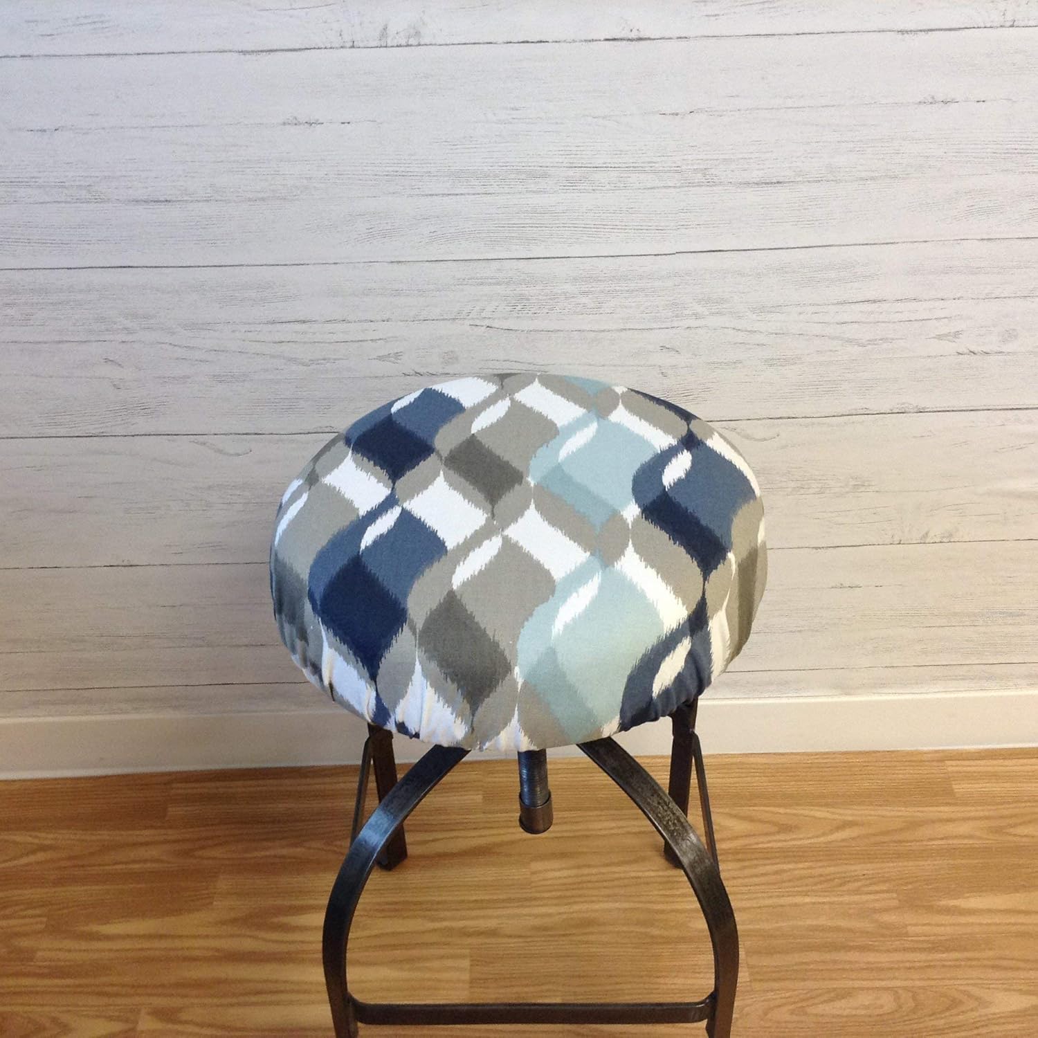 Round barstool cover. Fitted stool cushion in Finley Awendela, elasticized round