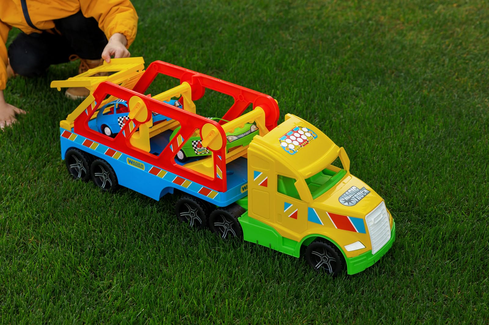 Wader 36361 - Magic Truck mit Zwei Autos und Rampe, Größe ca. 59,5 cm, für Kinder ab 3 Jahren, geeignet als Geschenk für kreatives Spielen