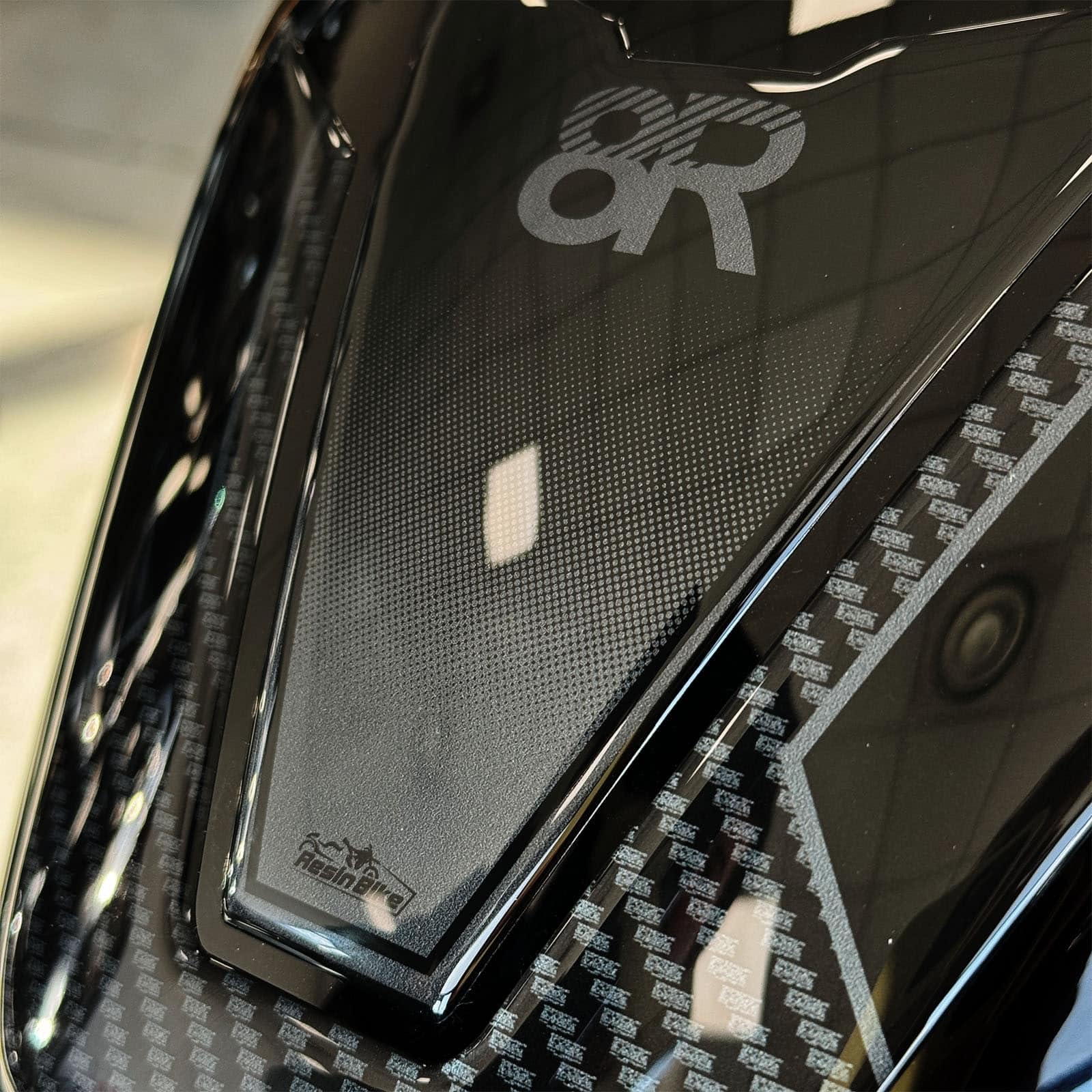 Resin Bike Autocollant Moto Compatibles avec Suzuki GSX 8R 2024-2026 Carboon Look. Protection Grip de Réservoir Moto Contre Les Chocs et Les Éraflures. Autocollant 3D Résinés Made in Italy