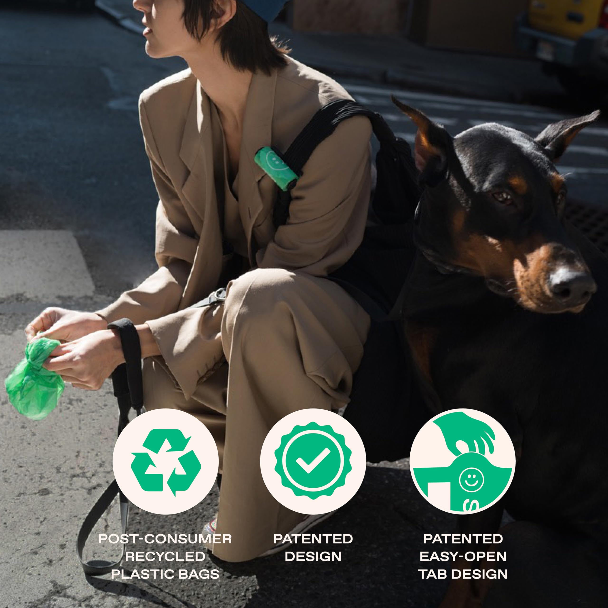 Springer Bolsas para excrementos de perro de alta calidad, 20 rollos (300 bolsas) + dispensador Springer Green, hechas de 70% plástico reciclado posconsumo, diseñadas con pestañas fáciles de abrir