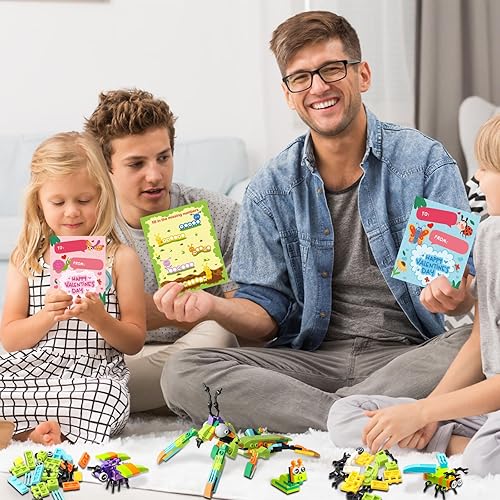 Miniatura 7 de MGparty Juego de 24 bloques de construcción de insectos para el día de San Valentín con tarjetas de regalo para niños, juguetes de fiesta de San