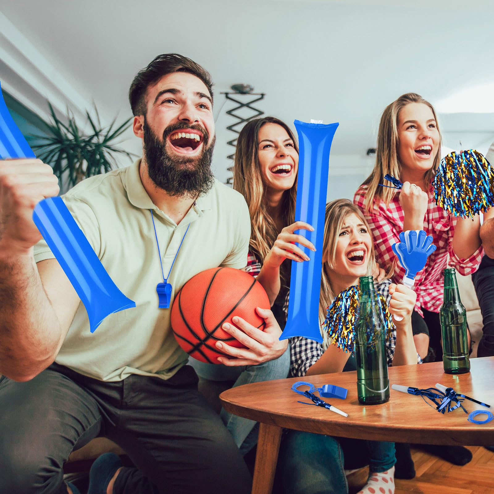 96 piezas de ruido incluyen 24 aplausos de mano, 24 pompones de animadora con asa, 24 palos de trueno, 12 silbatos de plástico con cordones, 12 cuernos de squawker para eventos deportivos (azul