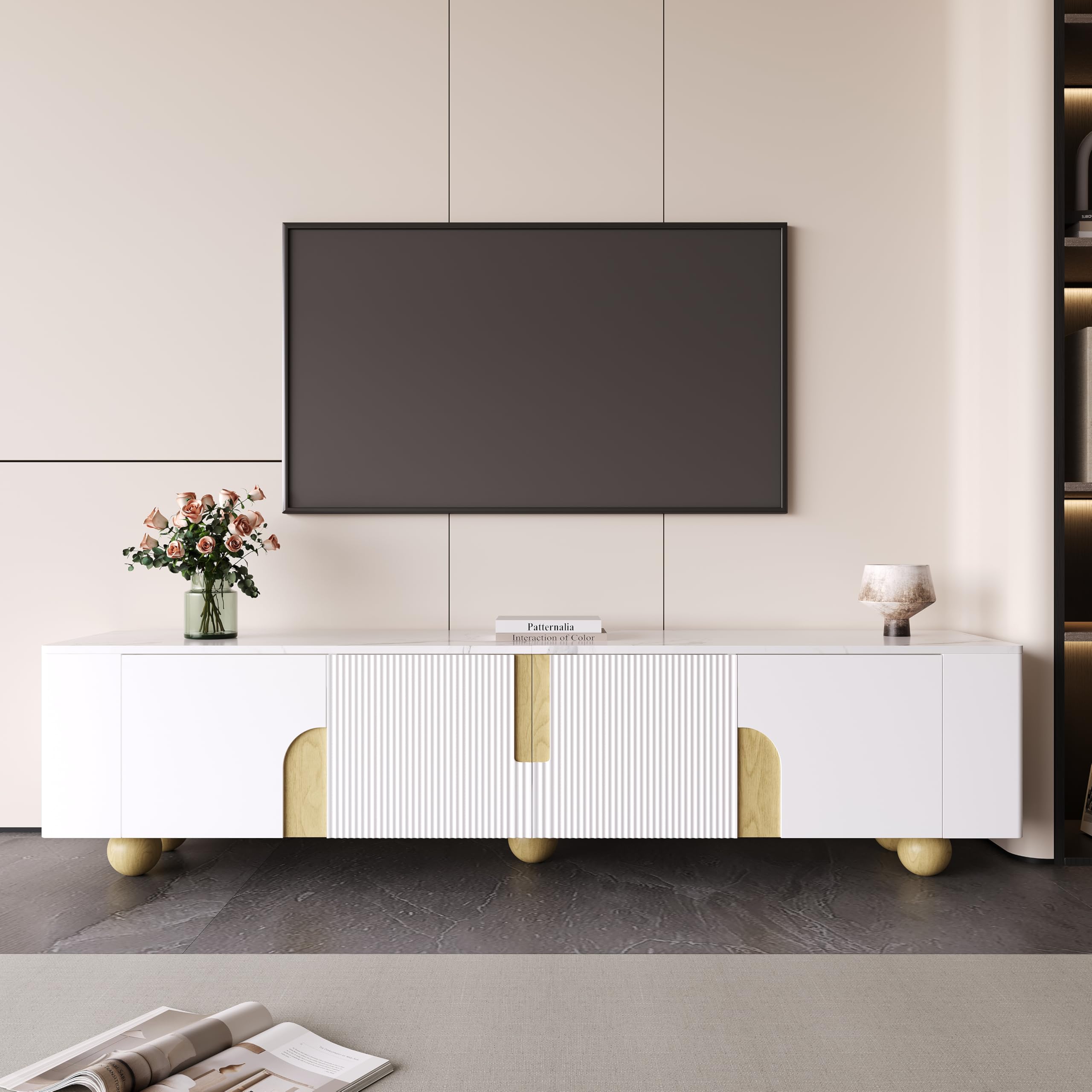 Mobile TV da 180 cm, bianco con 4 ante, design elegante, panchine per TV in superficie effetto marmo, piedini sferici in legno per soggiorno