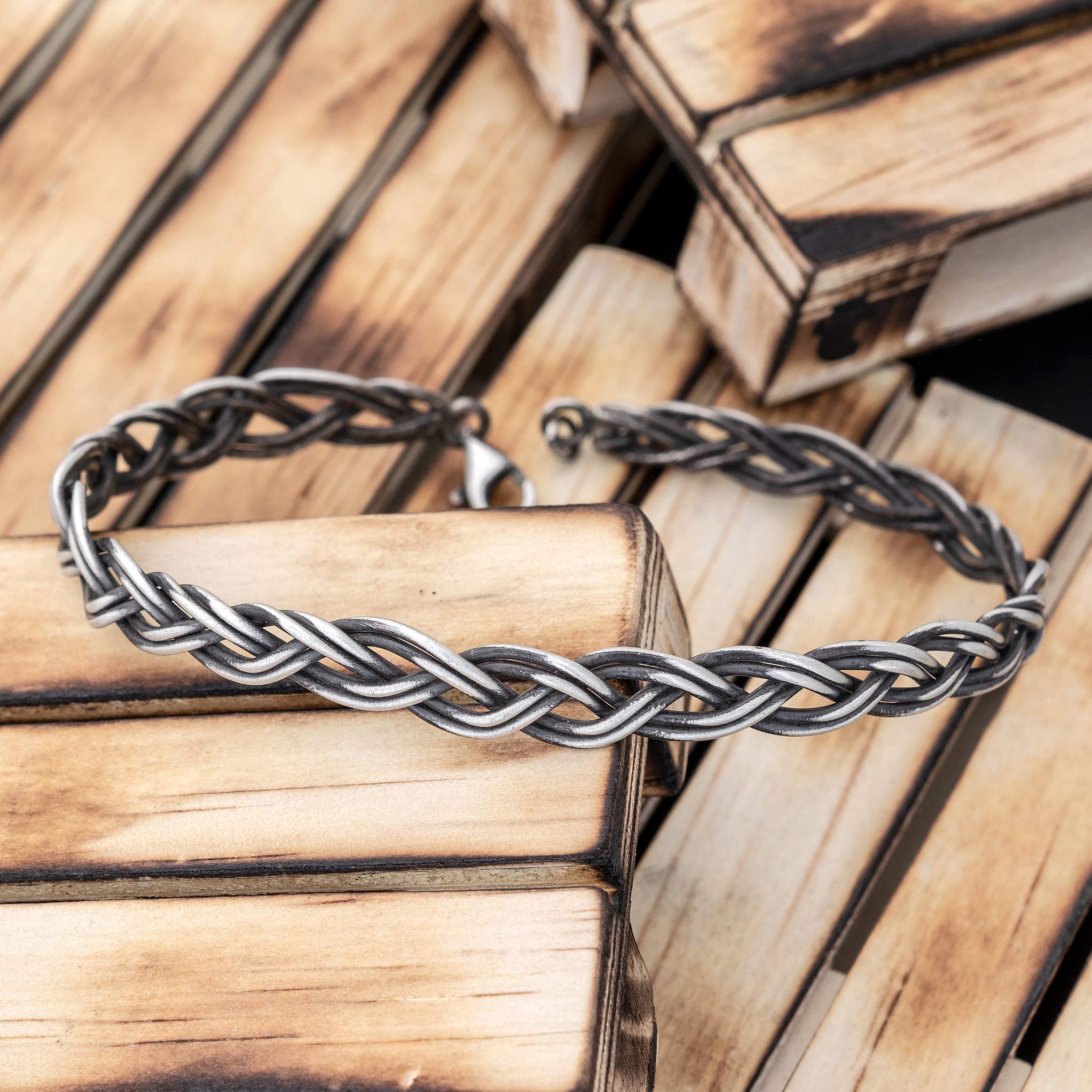 Bracciale potente in argento sterling per uomo - Motivo intrecciato ossidato con forma decisa e mascolina, gioiello dinamico e d'impatto in tutte le misure - Handmade by Emmanuela