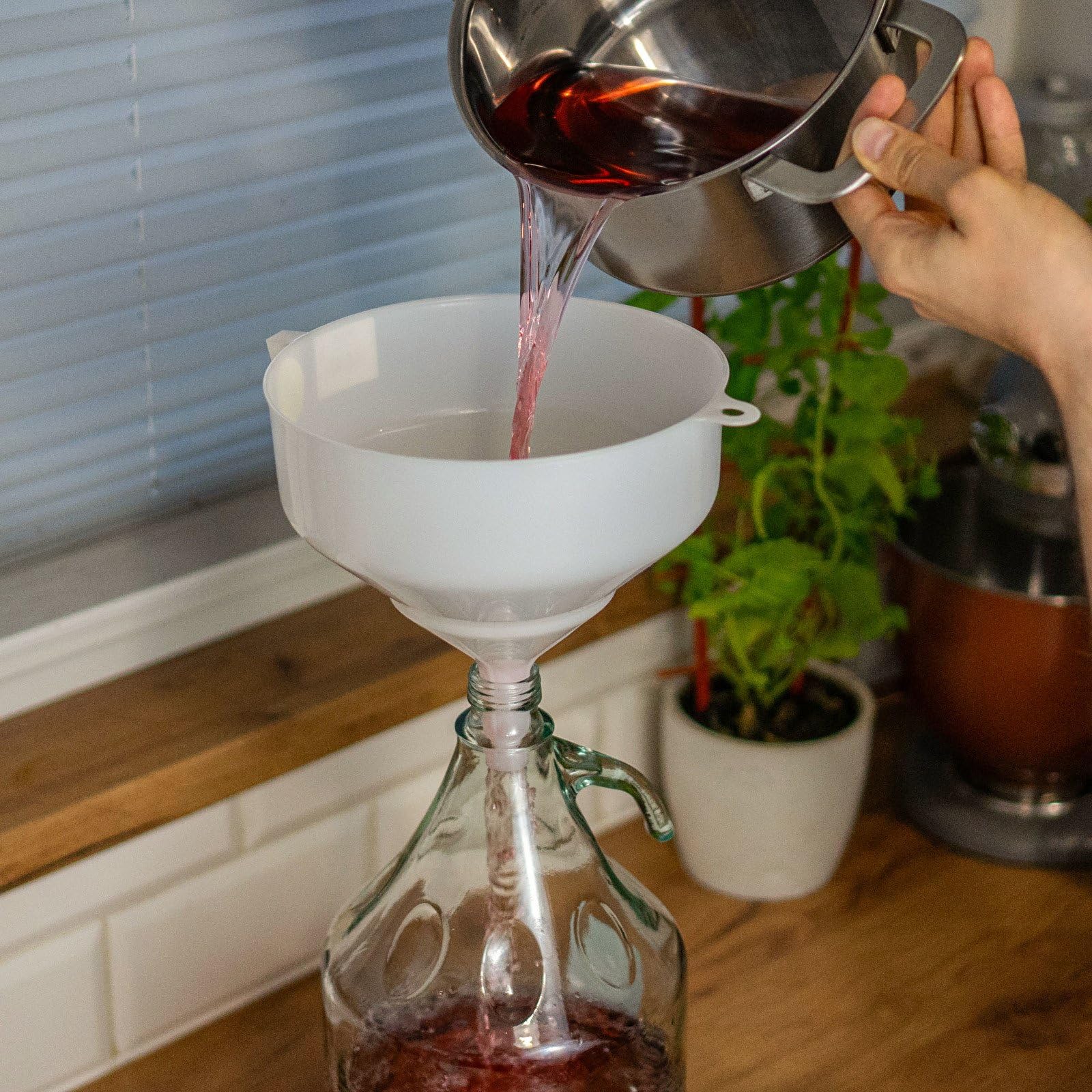 Entonnoir plastique avec nervures et filtre amovible - Matériel : Buffet Plus