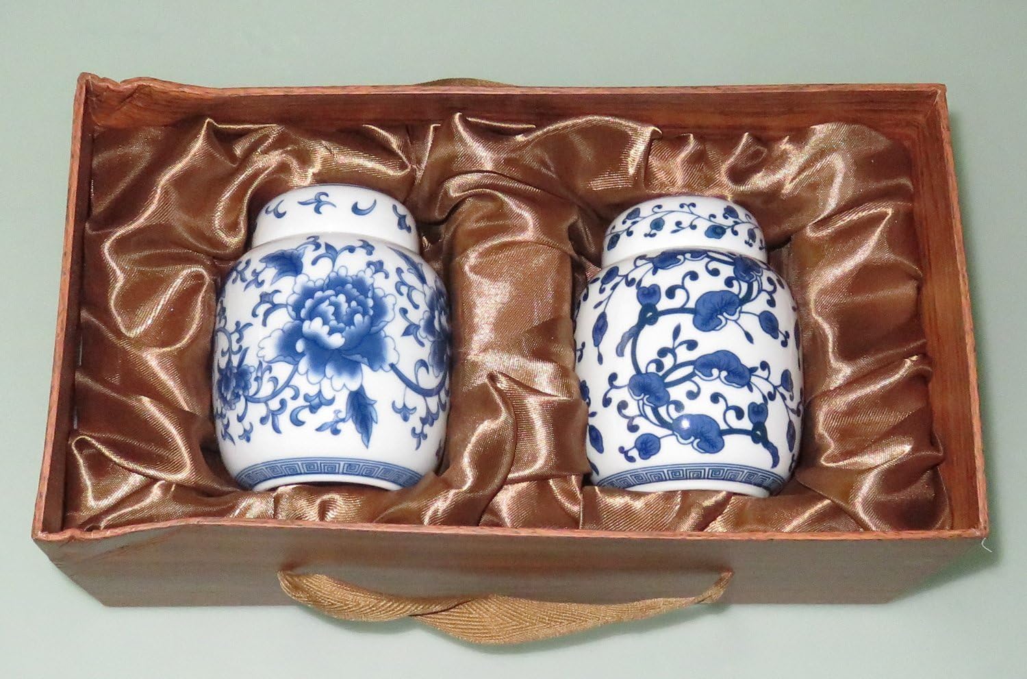 A Pair of Small Porcelain Tea Canisters with Floral Design (Contains 350 Ml of Volume Each)