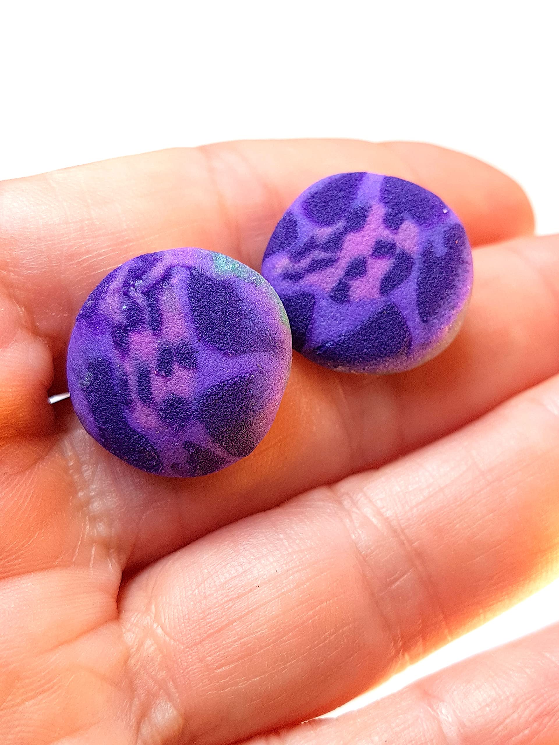 Pendientes Botón Lilas Terciopelo de arcilla polimerica hechos a mano Pieza unica, regalo original