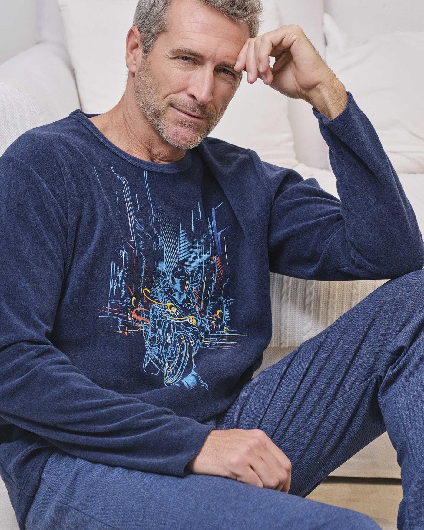 MASSANA Pijama de Hombre para Invierno P751325, Camiseta Manga Larga con Estampado Urbano y Pantalón Largo, Azul Marino, Mezcla de Algodón y Poliéster