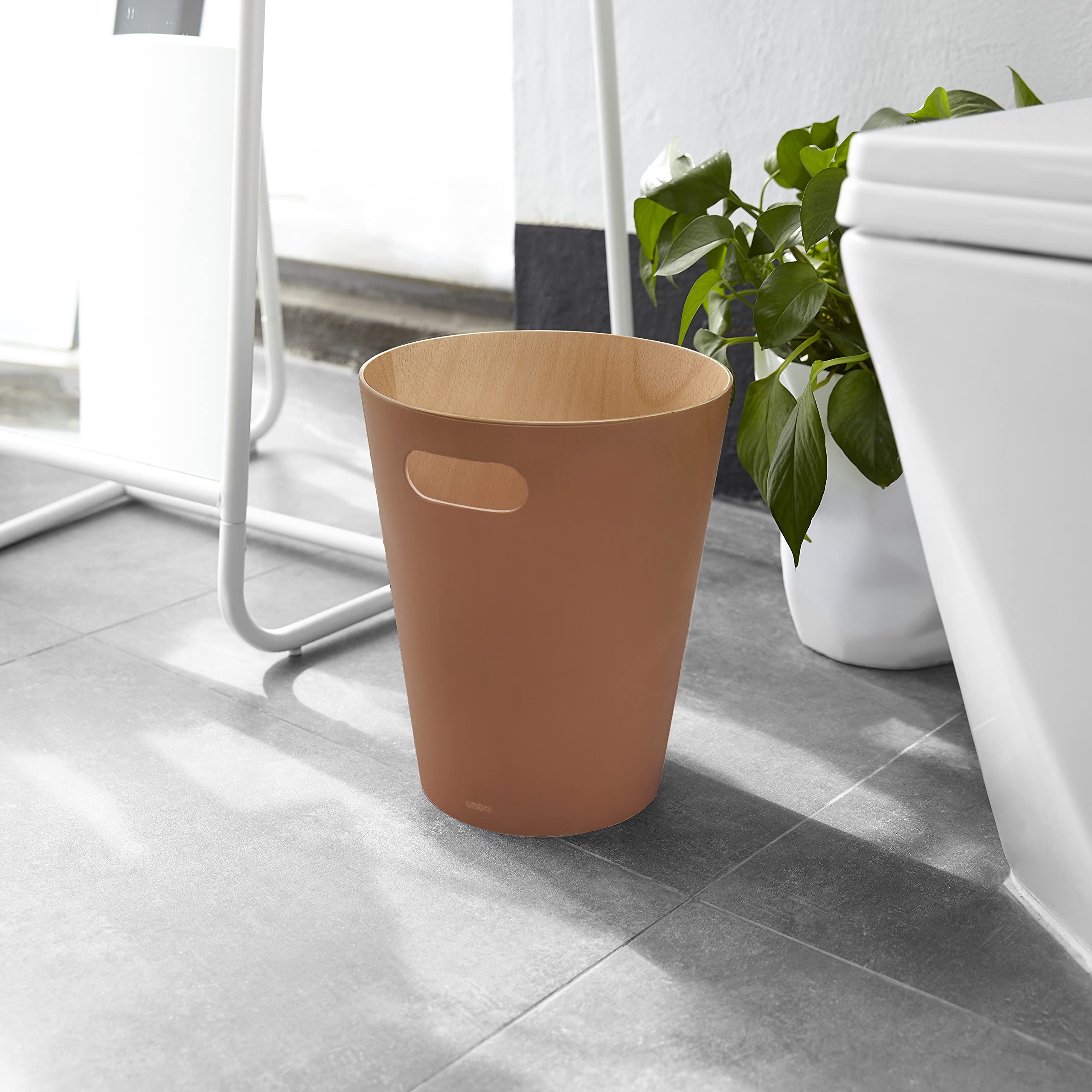 Umbra Woodrow nowoczesny drewniany kosz na śmieci, kosz na śmieci, kosz na śmieci lub kosz do recyklingu do domu lub biura, Sierra