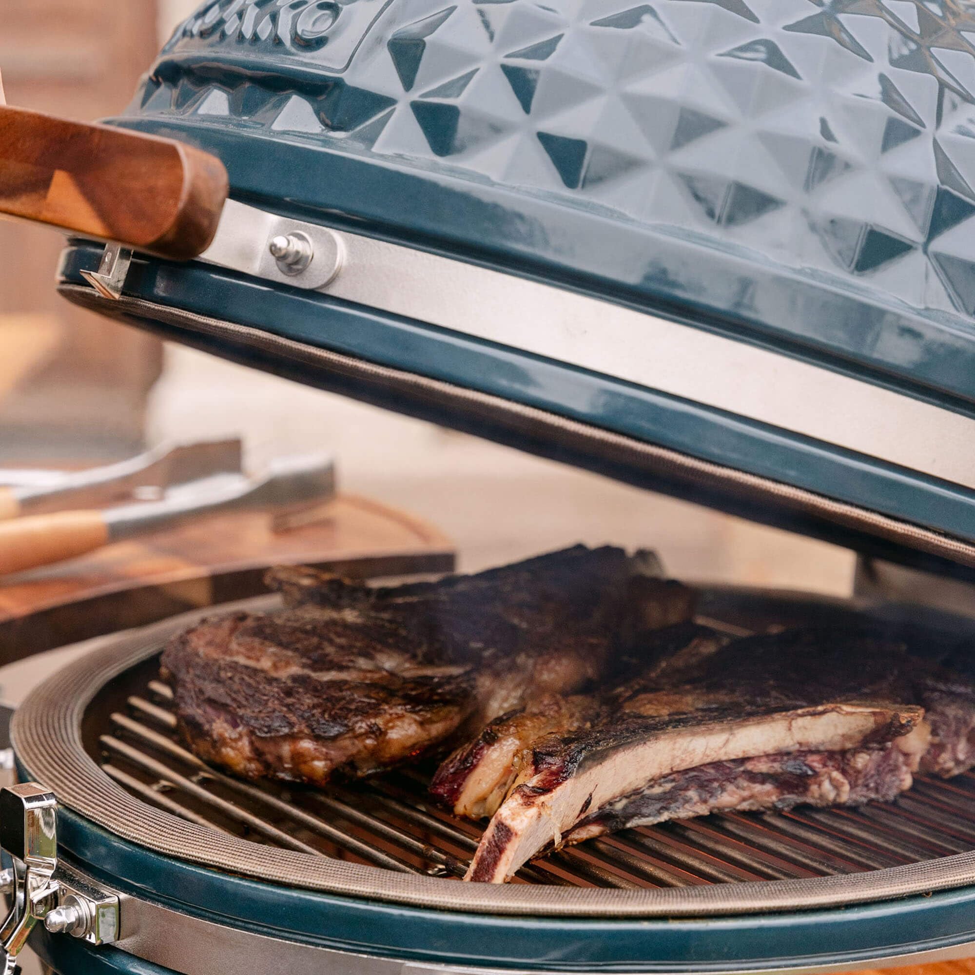 Kamado Kokko 18" - Nouvelle édition 18" = taille standard (46 cm x 69 cm) Bon compromis entre sa taille et sa rapidité d’allumage Diamètre de la grille : 37 cm Bleu océan Avec chariot et