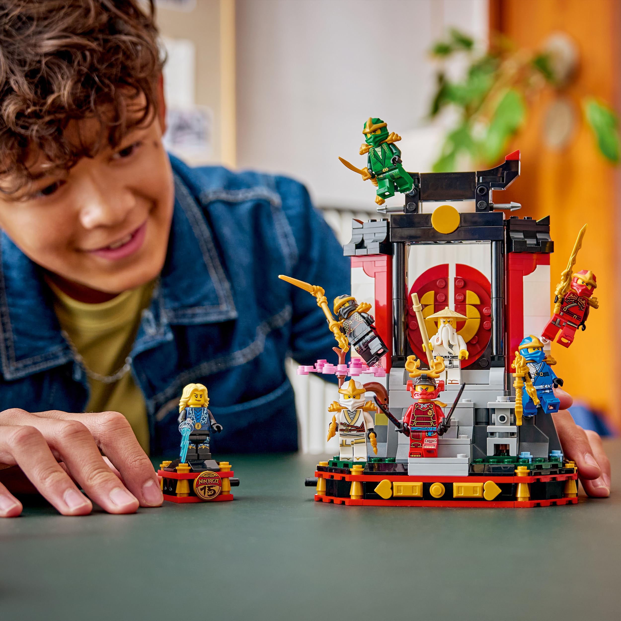 LEGO Ninjago Exposición de Personajes Ninja: 15 Aniversario - Puerta de Monasterio con 8 Minifiguras Coleccionables y Espadas - Regalo Nostálgico para Niños de 14+ Años y Fans Adultos - 71866