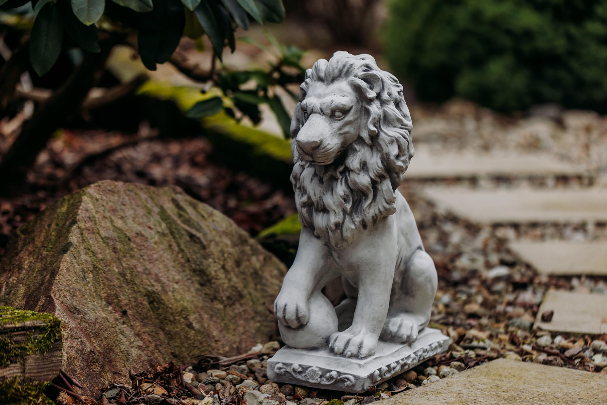gartendekoparadies.de Figurines Lions avec Boule, Figurine en Pierre en Fonte, H 47 cm, 21 kg chacune, Gris, Résistante au gel pour l'extérieur (lion à droite)